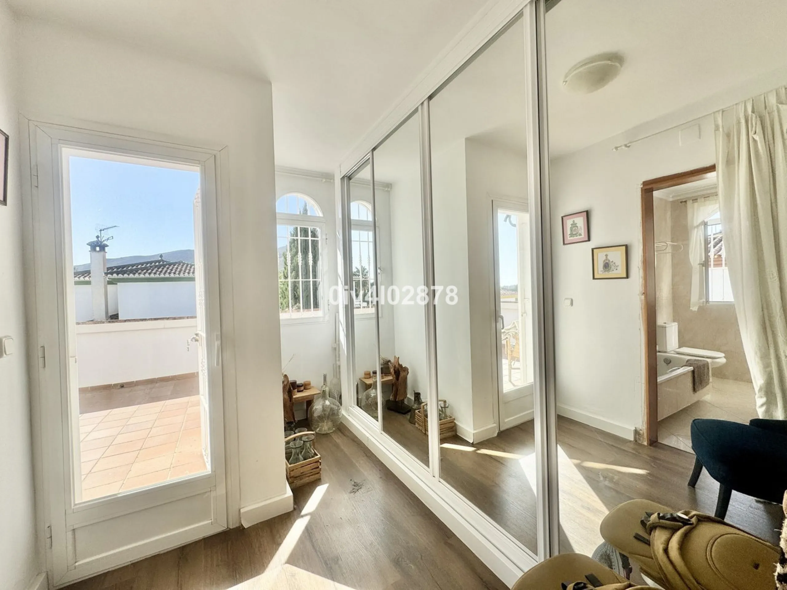 Discover this magnificent 4-bedroom, 3-bathroom house in a quiet residential area with a peaceful, green setting, just minutes from the beach and the center of Torremolinos.