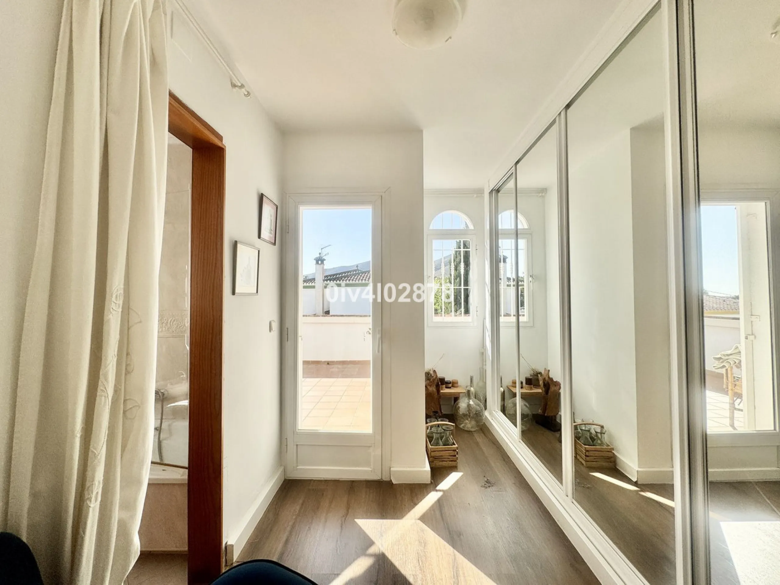 Discover this magnificent 4-bedroom, 3-bathroom house in a quiet residential area with a peaceful, green setting, just minutes from the beach and the center of Torremolinos.