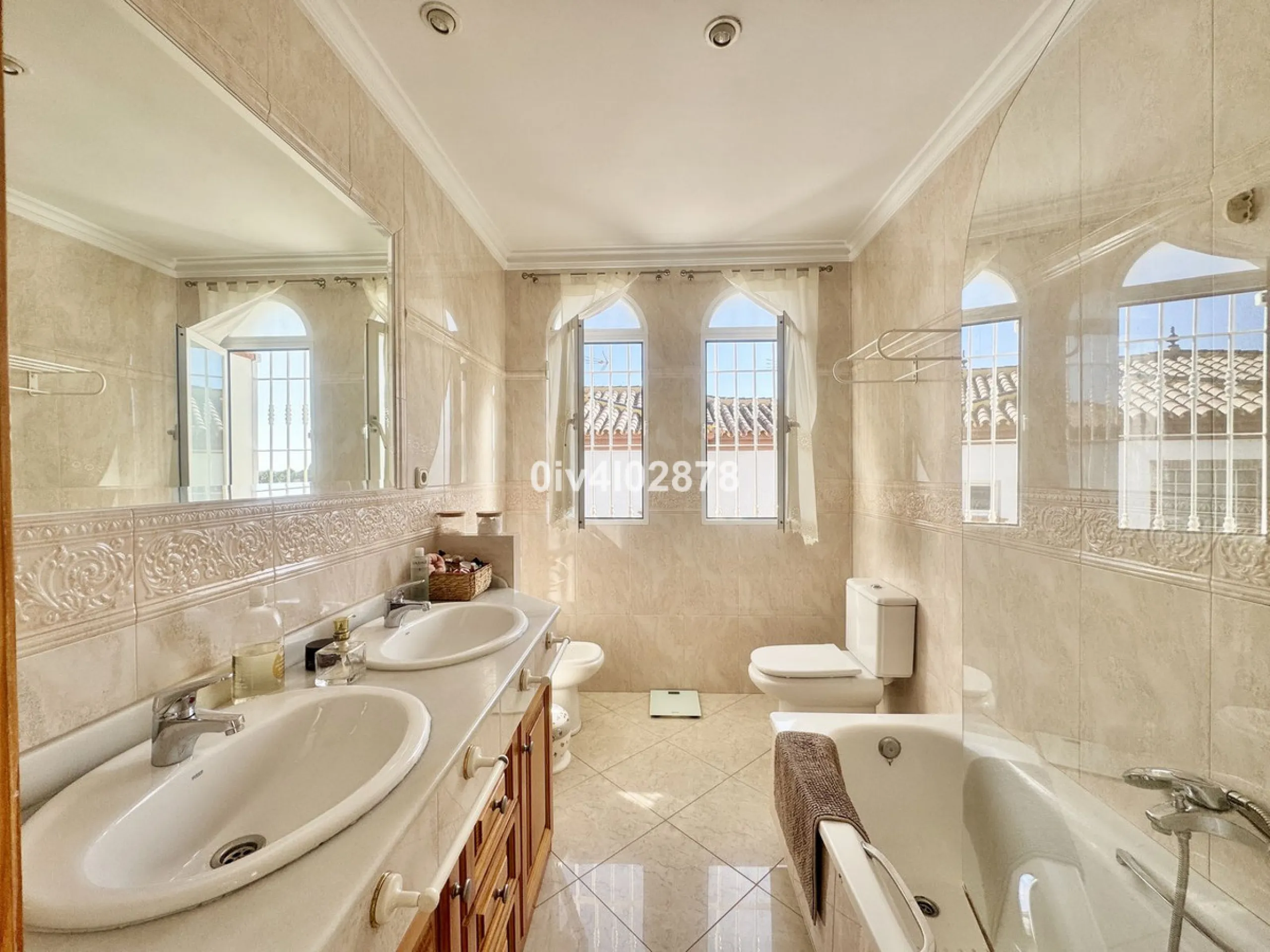 Discover this magnificent 4-bedroom, 3-bathroom house in a quiet residential area with a peaceful, green setting, just minutes from the beach and the center of Torremolinos.