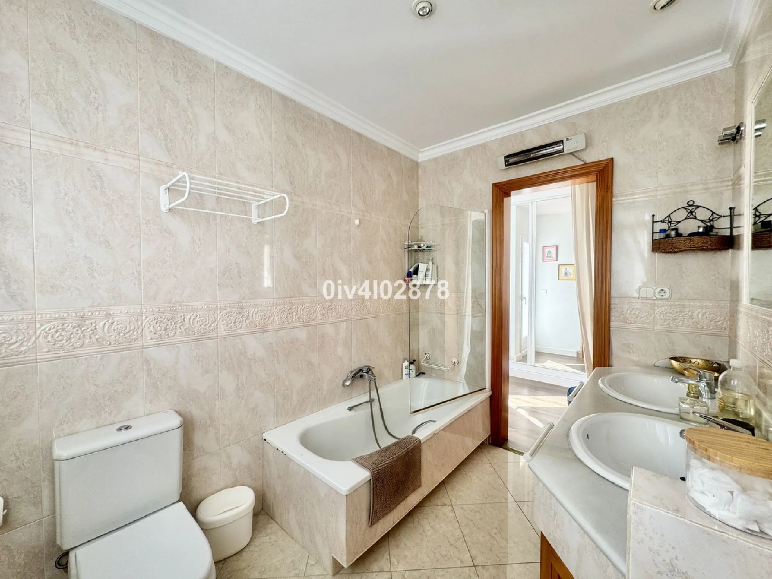 Discover this magnificent 4-bedroom, 3-bathroom house in a quiet residential area with a peaceful, green setting, just minutes from the beach and the center of Torremolinos.