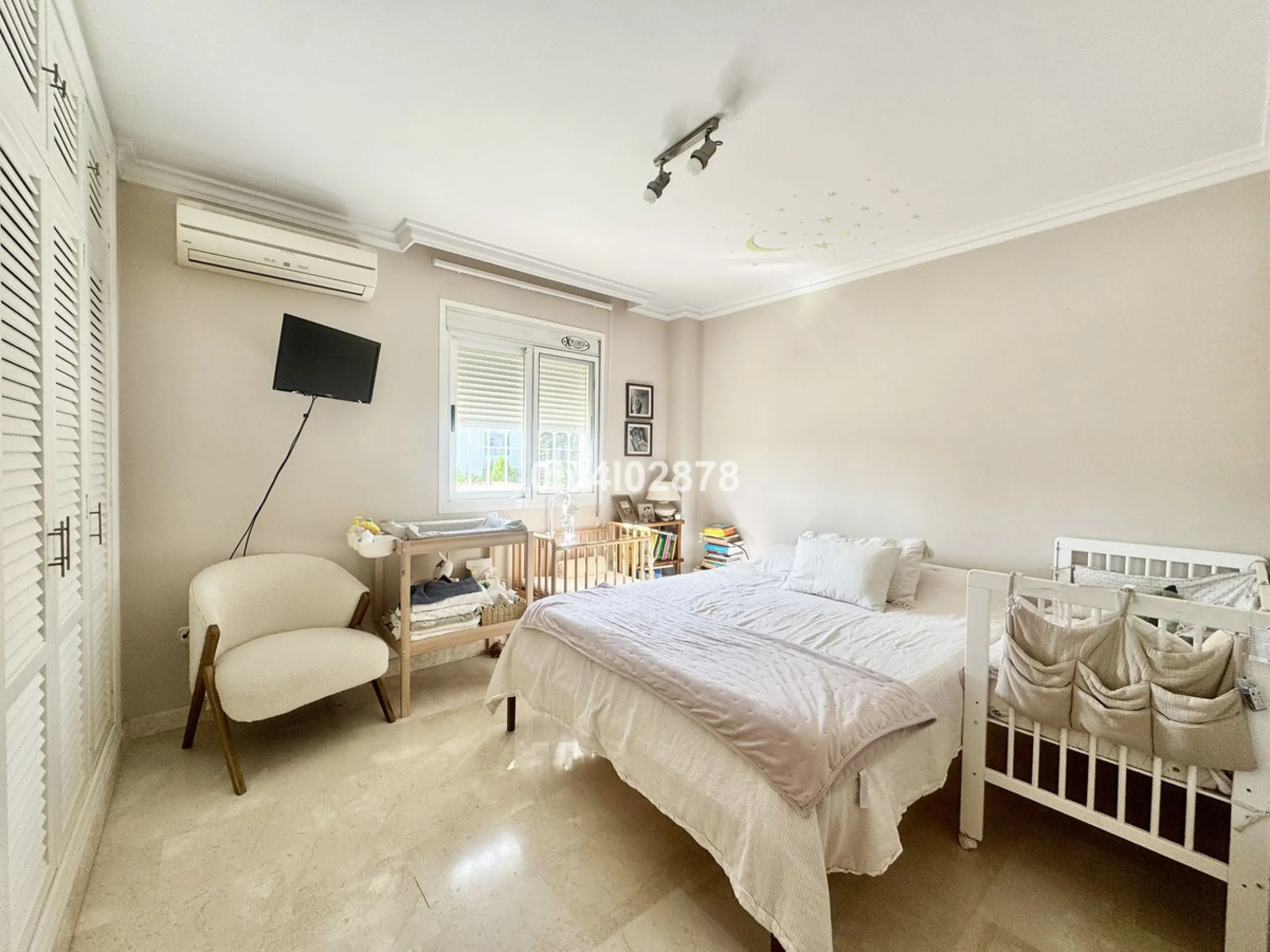 Discover this magnificent 4-bedroom, 3-bathroom house in a quiet residential area with a peaceful, green setting, just minutes from the beach and the center of Torremolinos.
