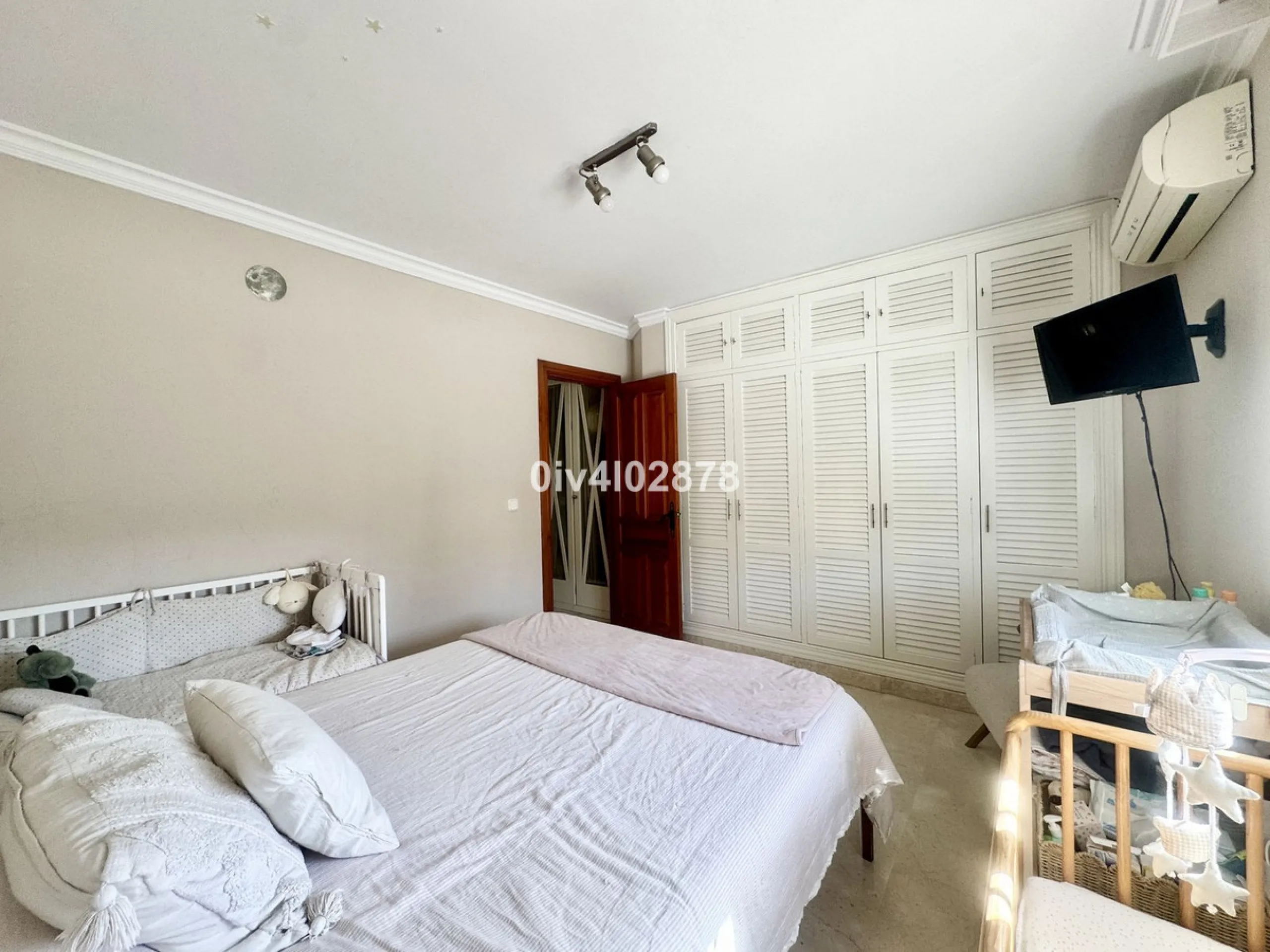 Discover this magnificent 4-bedroom, 3-bathroom house in a quiet residential area with a peaceful, green setting, just minutes from the beach and the center of Torremolinos.