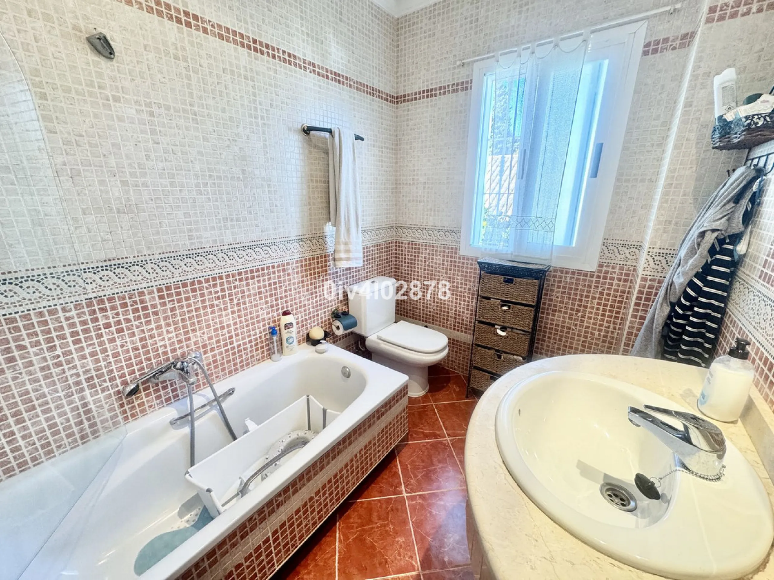 Discover this magnificent 4-bedroom, 3-bathroom house in a quiet residential area with a peaceful, green setting, just minutes from the beach and the center of Torremolinos.