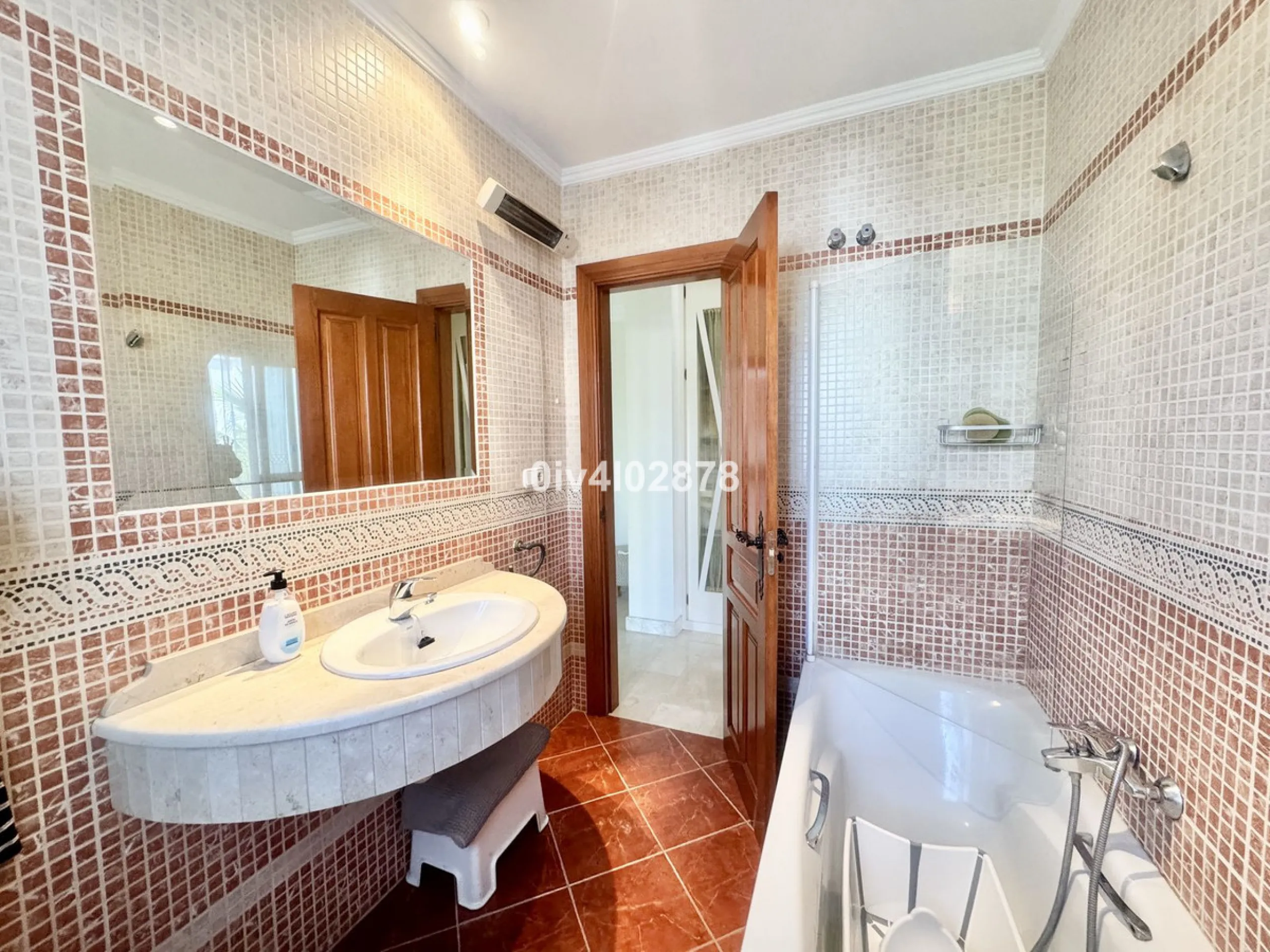Discover this magnificent 4-bedroom, 3-bathroom house in a quiet residential area with a peaceful, green setting, just minutes from the beach and the center of Torremolinos.