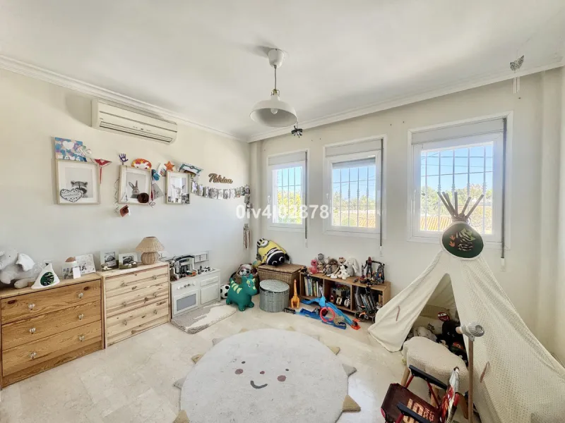Discover this magnificent 4-bedroom, 3-bathroom house in a quiet residential area with a peaceful, green setting, just minutes from the beach and the center of Torremolinos.