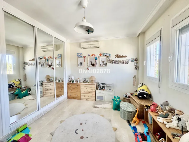 Discover this magnificent 4-bedroom, 3-bathroom house in a quiet residential area with a peaceful, green setting, just minutes from the beach and the center of Torremolinos.