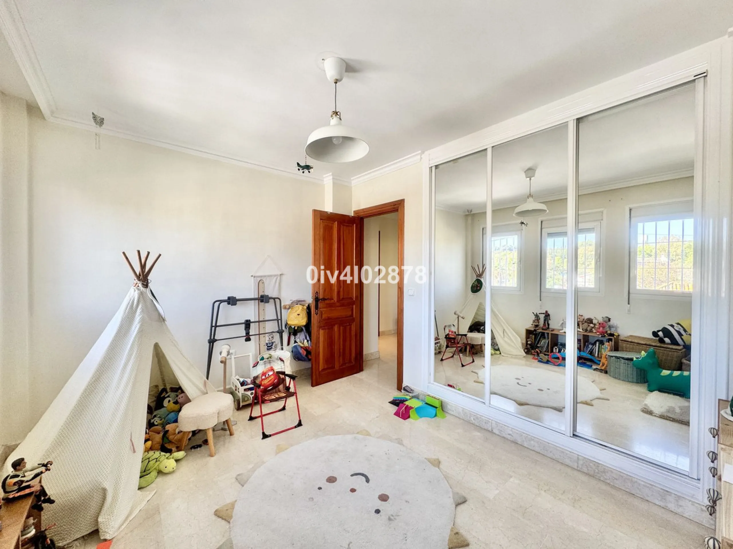 Discover this magnificent 4-bedroom, 3-bathroom house in a quiet residential area with a peaceful, green setting, just minutes from the beach and the center of Torremolinos.