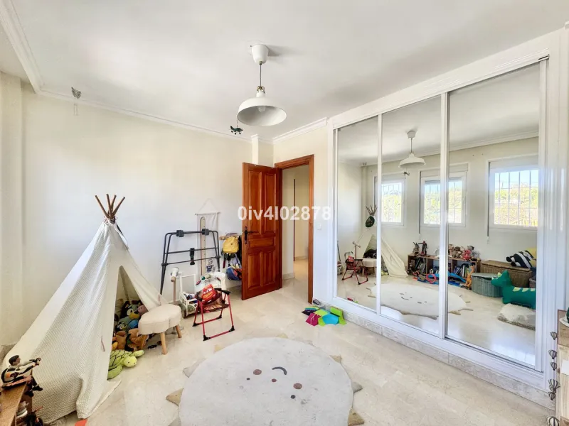 Discover this magnificent 4-bedroom, 3-bathroom house in a quiet residential area with a peaceful, green setting, just minutes from the beach and the center of Torremolinos.