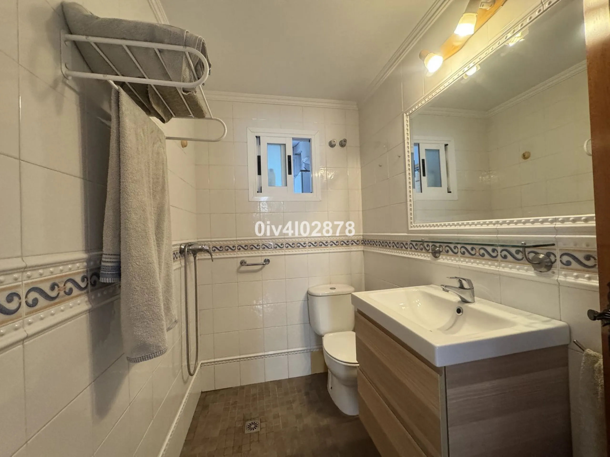 Discover this magnificent 4-bedroom, 3-bathroom house in a quiet residential area with a peaceful, green setting, just minutes from the beach and the center of Torremolinos.