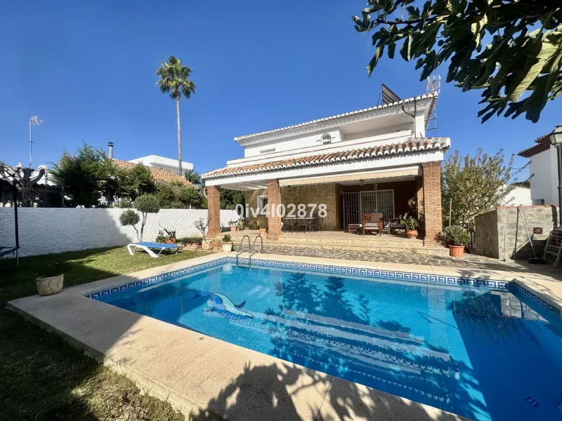 Discover this magnificent 4-bedroom, 3-bathroom house in a quiet residential area with a peaceful, green setting, just minutes from the beach and the center of Torremolinos.