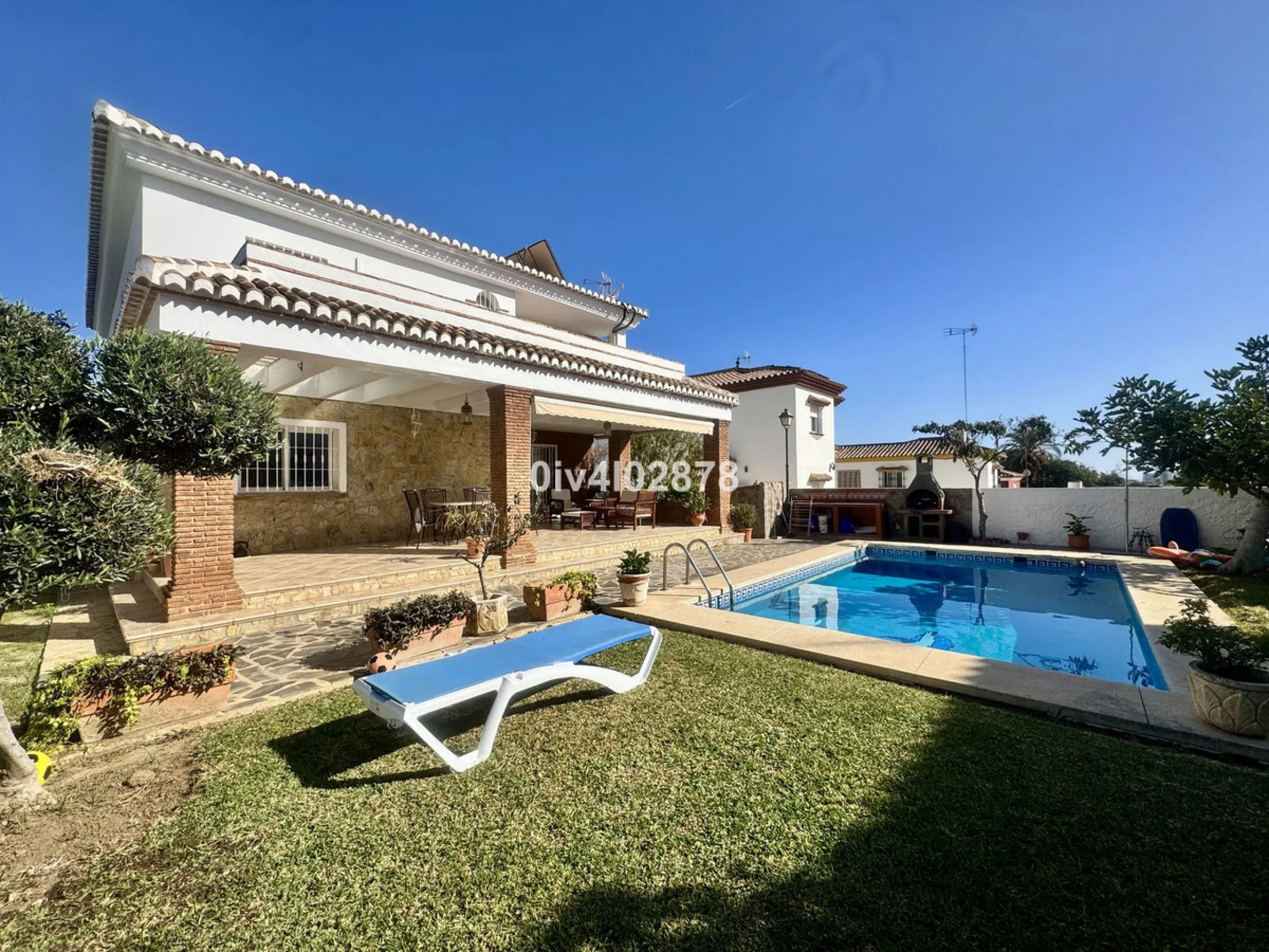 Discover this magnificent 4-bedroom, 3-bathroom house in a quiet residential area with a peaceful, green setting, just minutes from the beach and the center of Torremolinos.