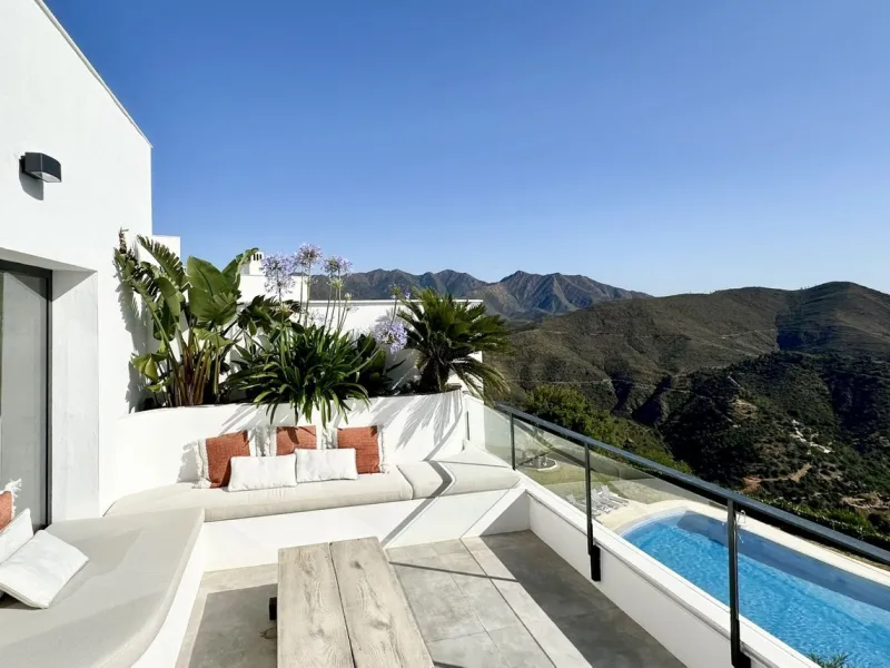 Fully Renovated 3-Bedroom House by Interior Designer in La Mairena – Marbella