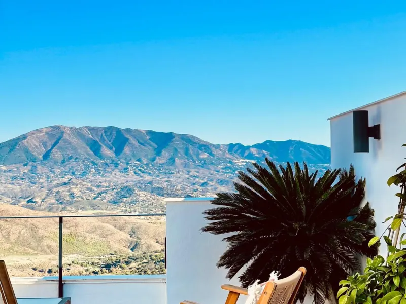 Fully Renovated 3-Bedroom House by Interior Designer in La Mairena – Marbella