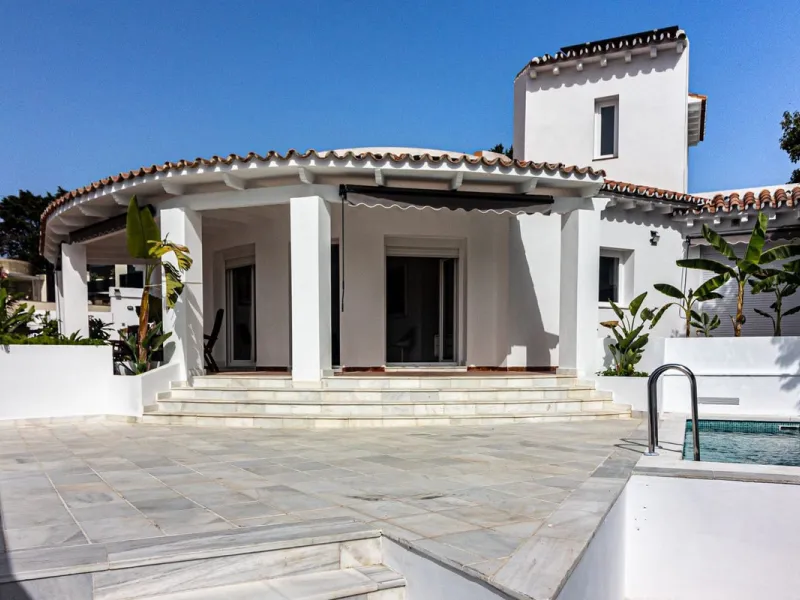If you like to live right next to the beach in a quiet area of independent villas this is a perfect place for you.