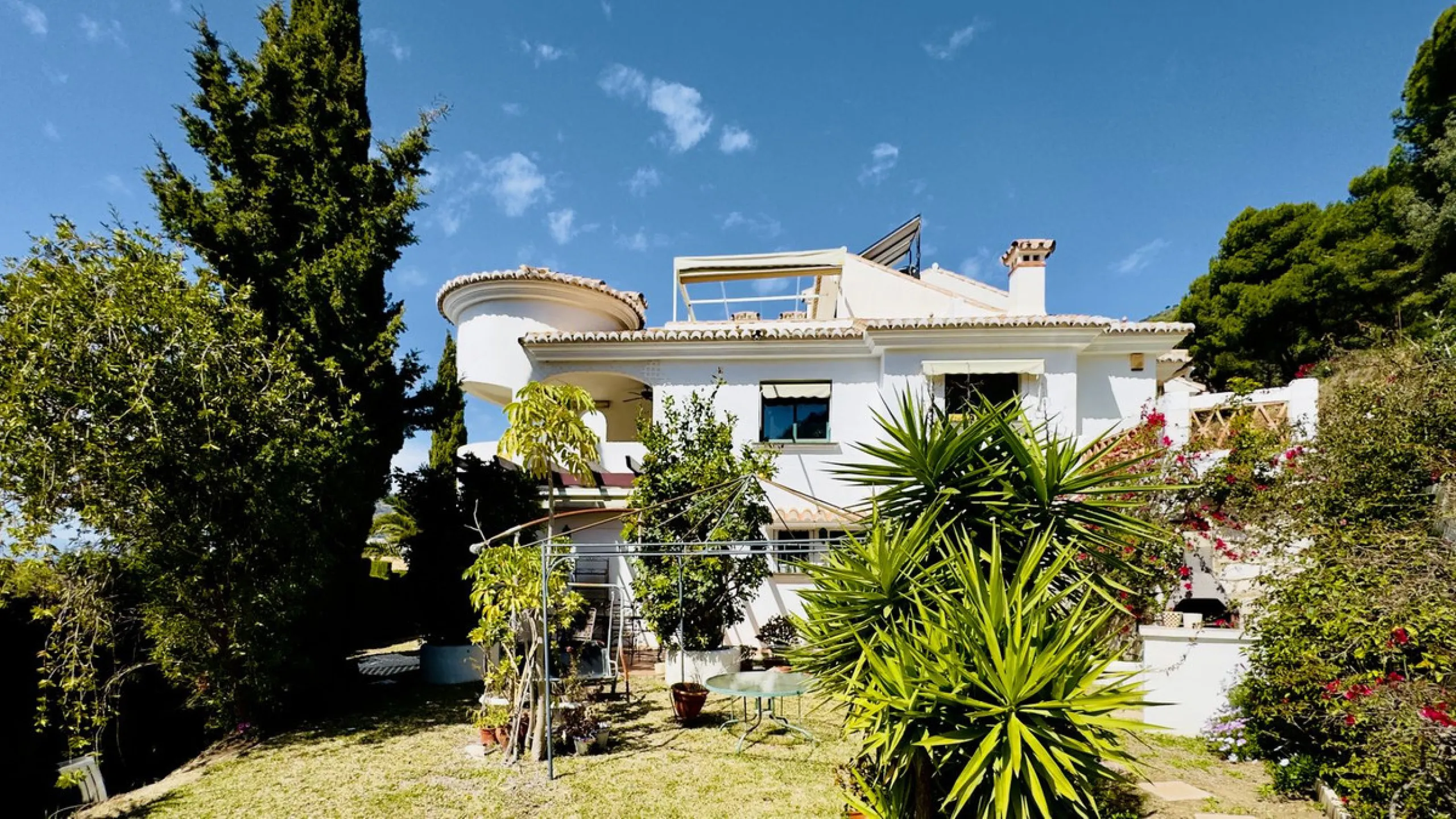 Corner townhouse with stunning sea views, large private garden and great potential – Buena Vista, Mijas