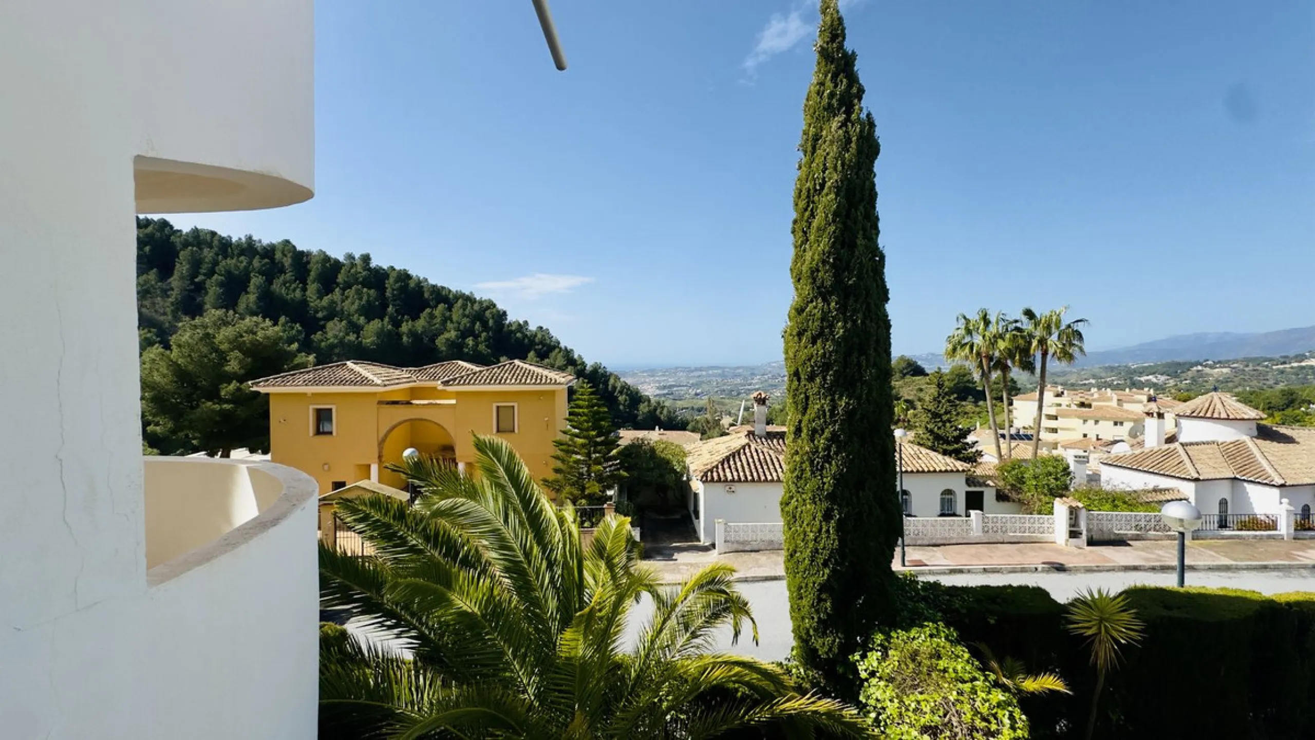 Corner townhouse with stunning sea views, large private garden and great potential – Buena Vista, Mijas