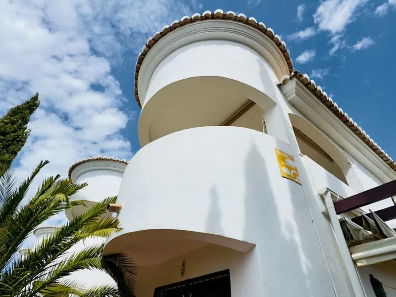Corner townhouse with stunning sea views, large private garden and great potential – Buena Vista, Mijas