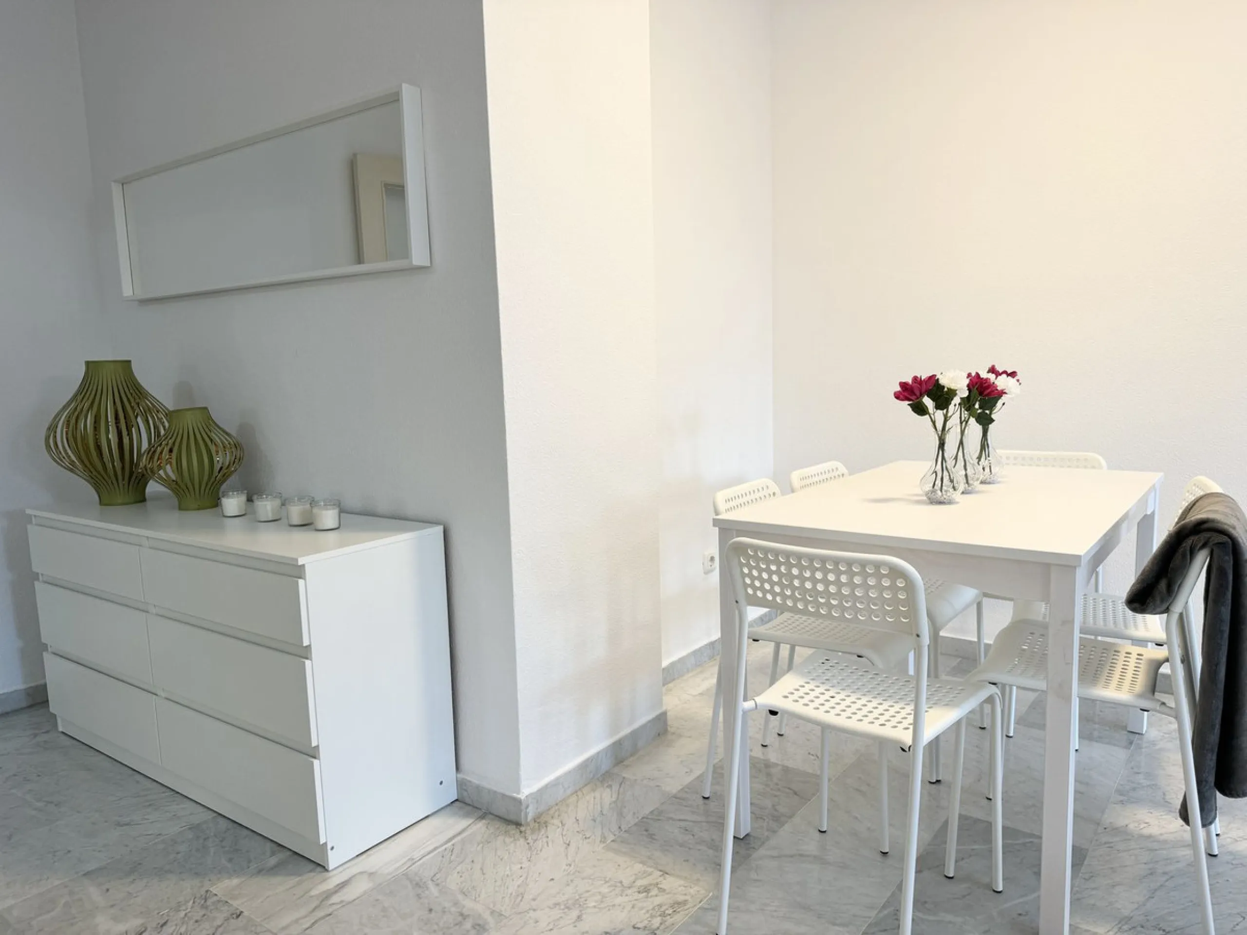 Apartment - Middle Floor Apartment в продаже в Fuengirola, Málaga. В доме 4 спален и 2 ванных комнат. Площадь дома 110 м²