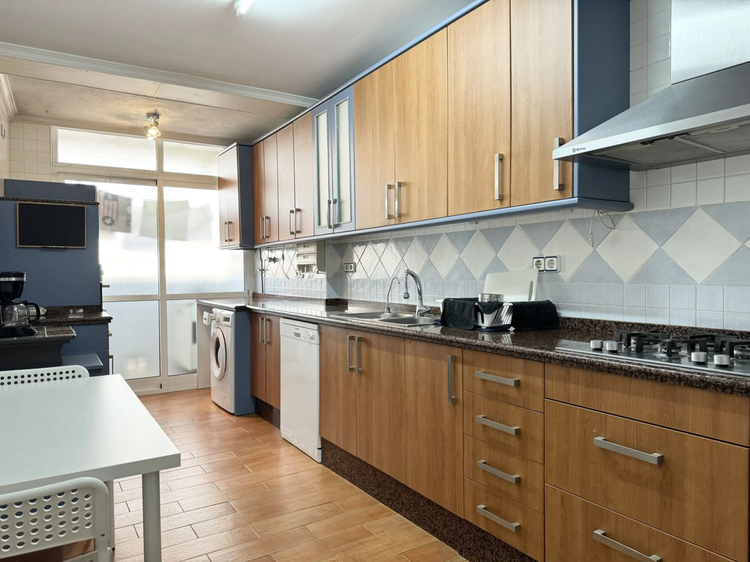 Apartment - Middle Floor Apartment в продаже в Fuengirola, Málaga. В доме 4 спален и 2 ванных комнат. Площадь дома 110 м²
