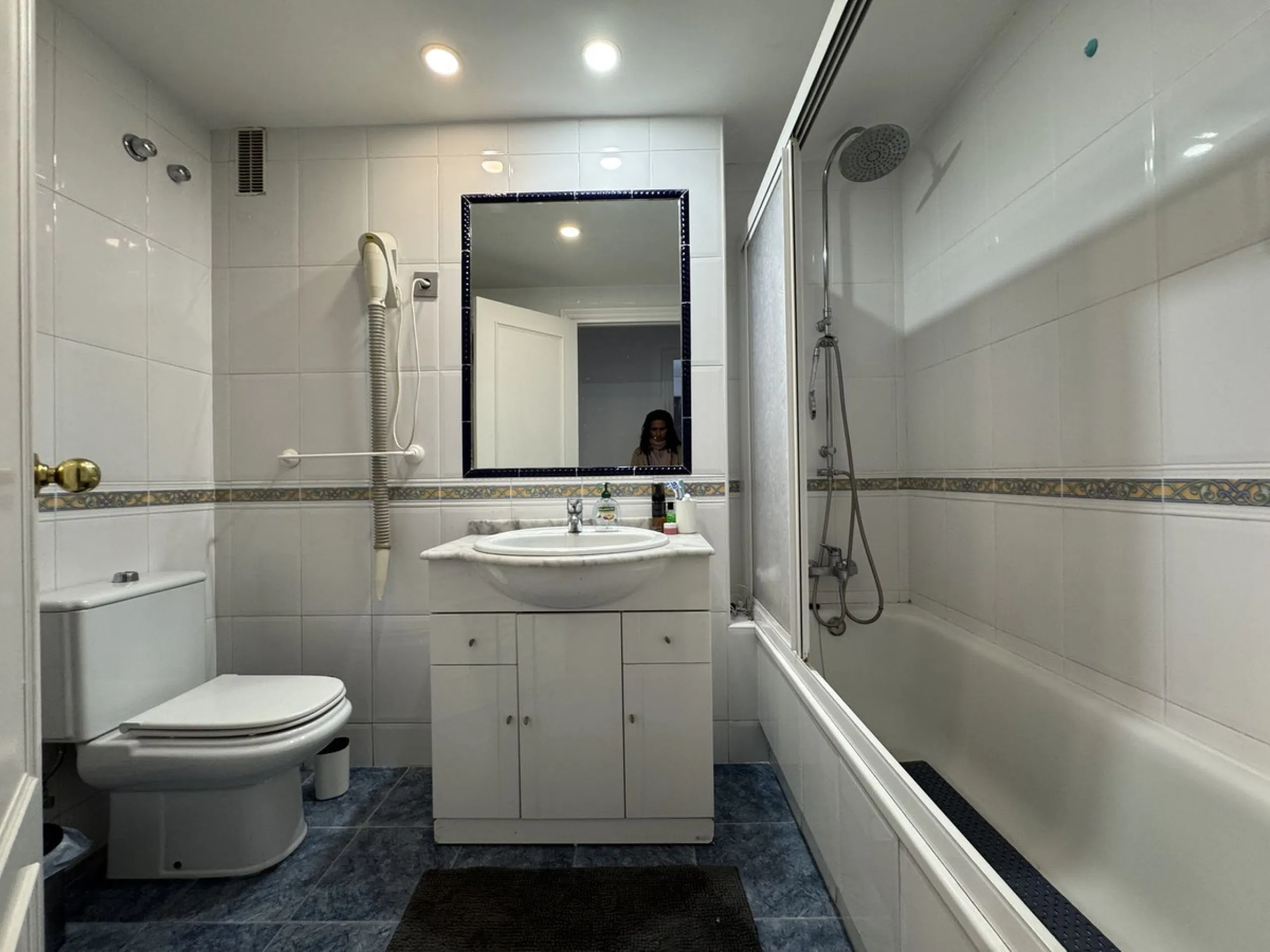 Apartment - Middle Floor Apartment в продаже в Fuengirola, Málaga. В доме 4 спален и 2 ванных комнат. Площадь дома 110 м²