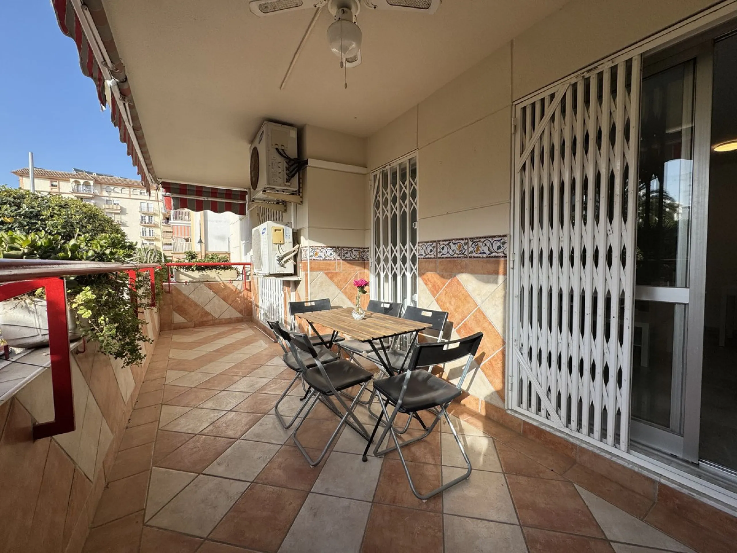Apartment - Middle Floor Apartment в продаже в Fuengirola, Málaga. В доме 4 спален и 2 ванных комнат. Площадь дома 110 м²
