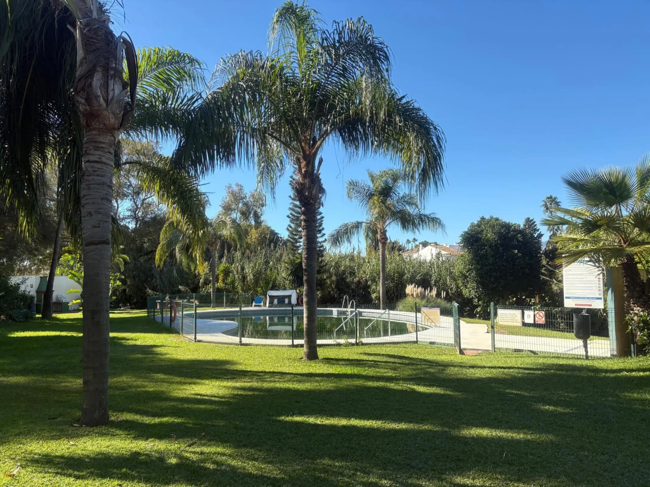 This beautiful semi-detached corner house located in the renowned Residencial Diana, in Estepona, stands out for its spaciousness, light and comfort, offering an ideal lifestyle for families looking for space and quality in a quiet and well-connected area