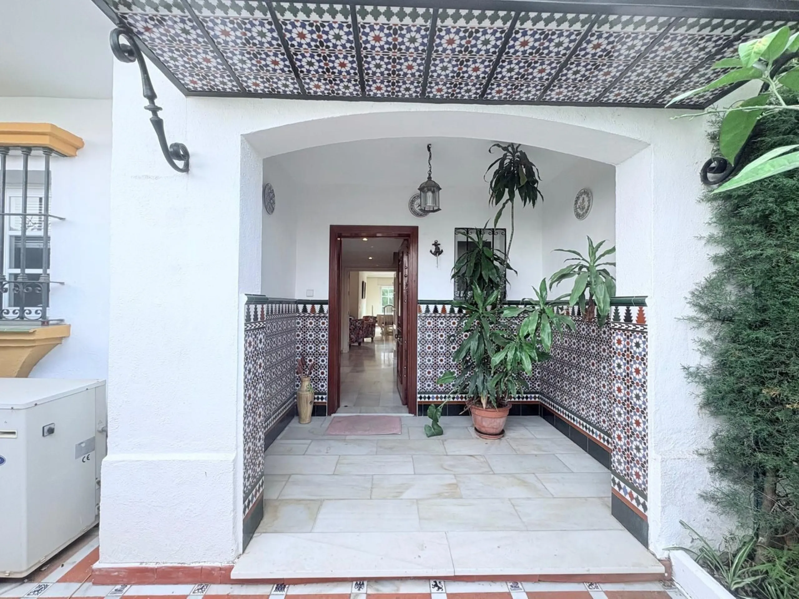 This beautiful semi-detached corner house located in the renowned Residencial Diana, in Estepona, stands out for its spaciousness, light and comfort, offering an ideal lifestyle for families looking for space and quality in a quiet and well-connected area