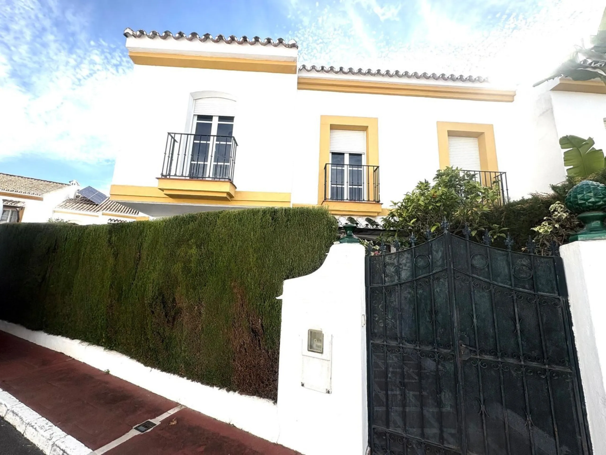 This beautiful semi-detached corner house located in the renowned Residencial Diana, in Estepona, stands out for its spaciousness, light and comfort, offering an ideal lifestyle for families looking for space and quality in a quiet and well-connected area