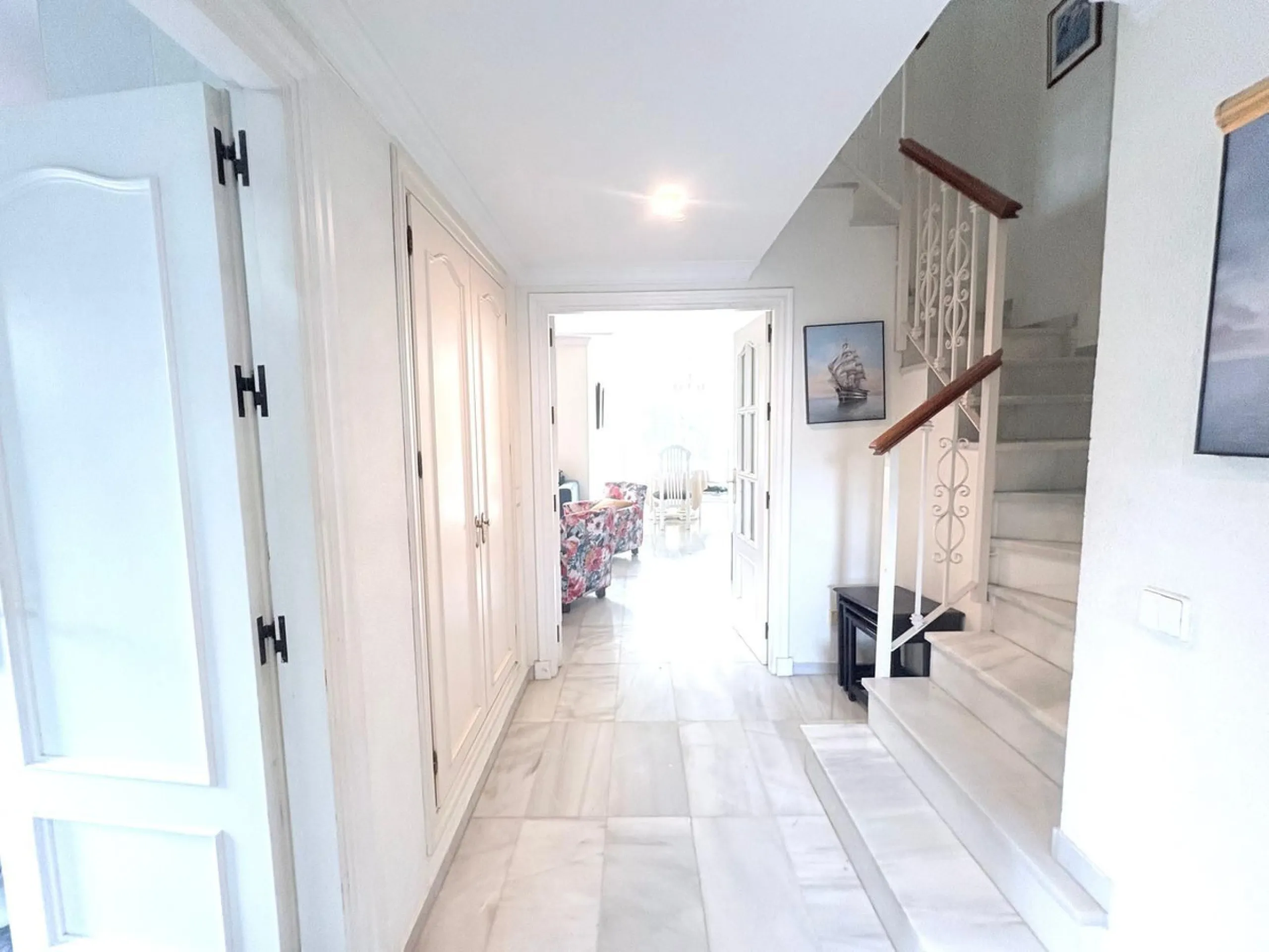 This beautiful semi-detached corner house located in the renowned Residencial Diana, in Estepona, stands out for its spaciousness, light and comfort, offering an ideal lifestyle for families looking for space and quality in a quiet and well-connected area