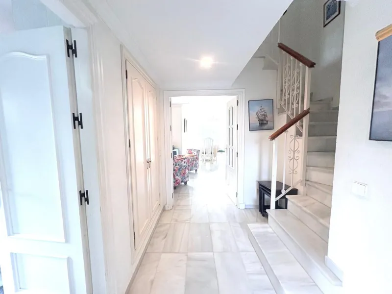 This beautiful semi-detached corner house located in the renowned Residencial Diana, in Estepona, stands out for its spaciousness, light and comfort, offering an ideal lifestyle for families looking for space and quality in a quiet and well-connected area