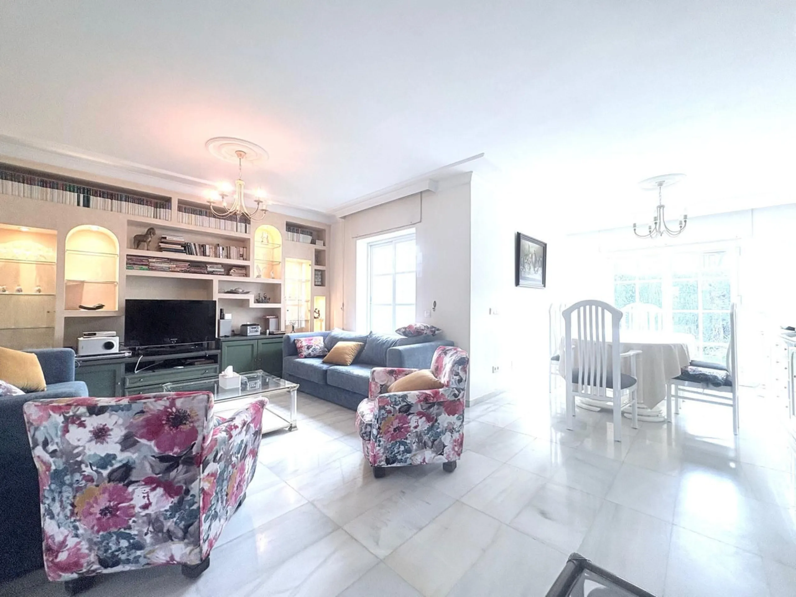 This beautiful semi-detached corner house located in the renowned Residencial Diana, in Estepona, stands out for its spaciousness, light and comfort, offering an ideal lifestyle for families looking for space and quality in a quiet and well-connected area