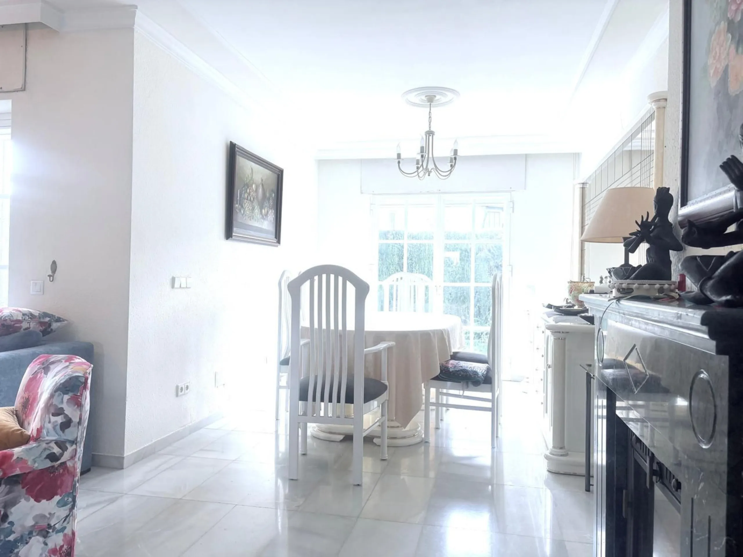 This beautiful semi-detached corner house located in the renowned Residencial Diana, in Estepona, stands out for its spaciousness, light and comfort, offering an ideal lifestyle for families looking for space and quality in a quiet and well-connected area