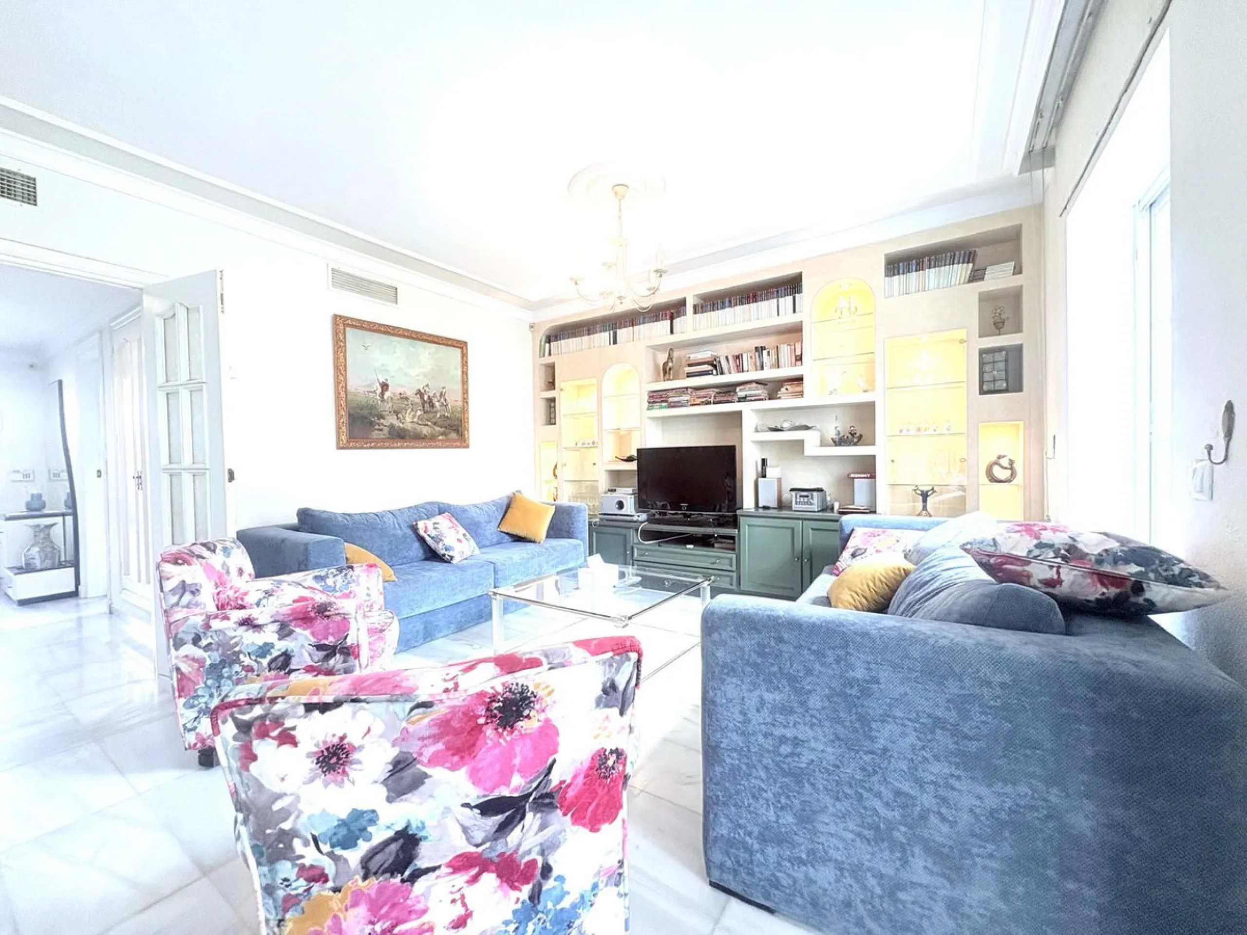 This beautiful semi-detached corner house located in the renowned Residencial Diana, in Estepona, stands out for its spaciousness, light and comfort, offering an ideal lifestyle for families looking for space and quality in a quiet and well-connected area