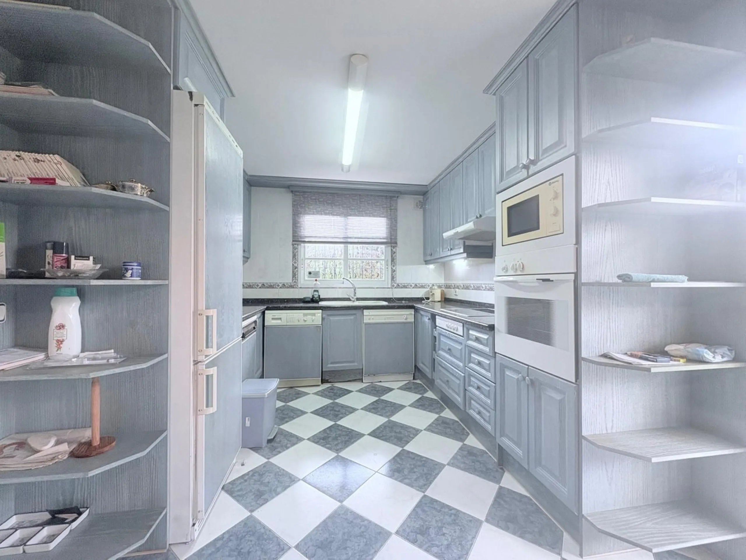 This beautiful semi-detached corner house located in the renowned Residencial Diana, in Estepona, stands out for its spaciousness, light and comfort, offering an ideal lifestyle for families looking for space and quality in a quiet and well-connected area