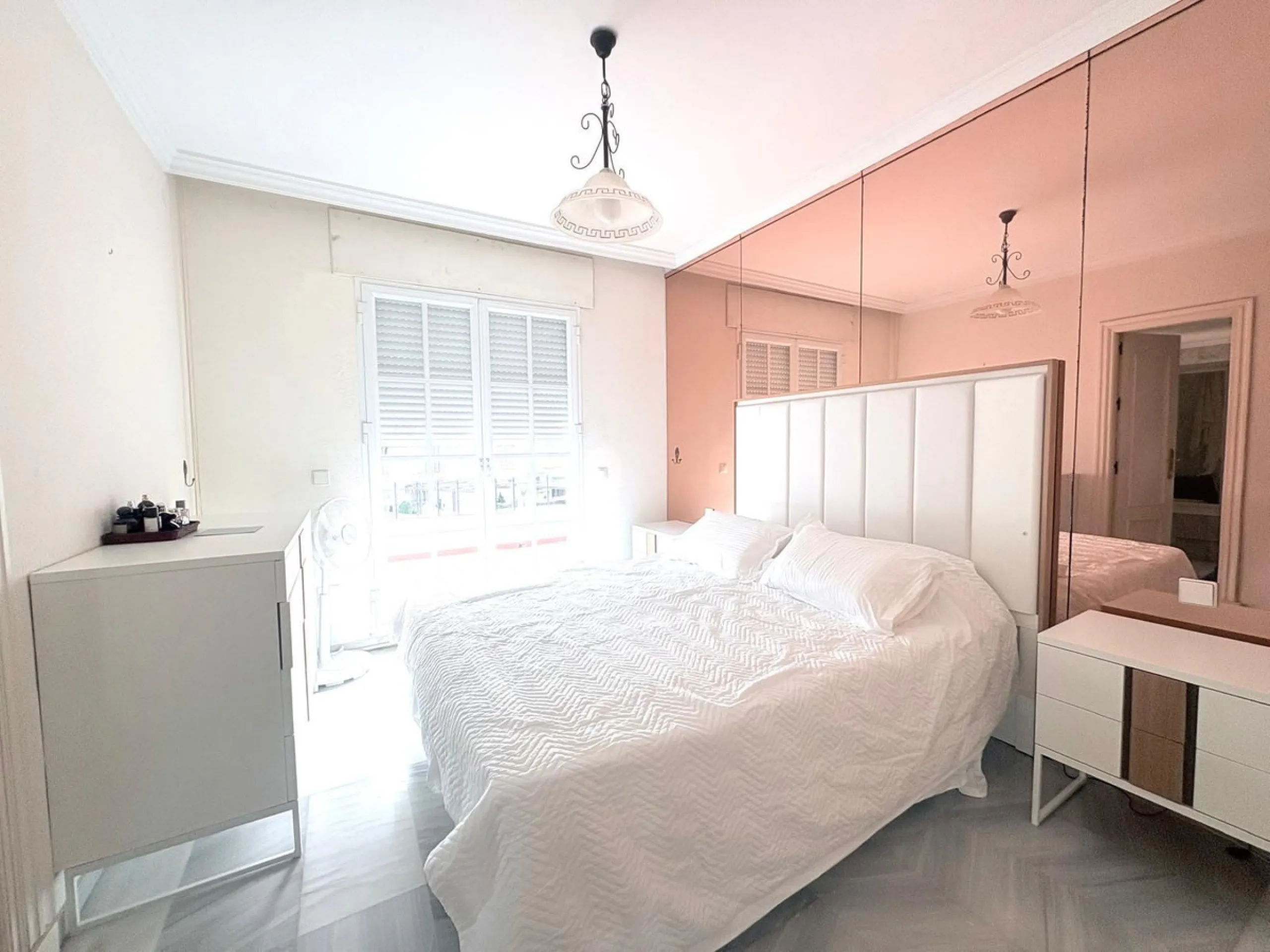 This beautiful semi-detached corner house located in the renowned Residencial Diana, in Estepona, stands out for its spaciousness, light and comfort, offering an ideal lifestyle for families looking for space and quality in a quiet and well-connected area