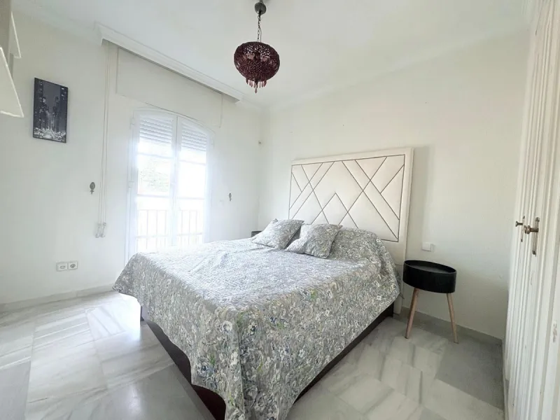 This beautiful semi-detached corner house located in the renowned Residencial Diana, in Estepona, stands out for its spaciousness, light and comfort, offering an ideal lifestyle for families looking for space and quality in a quiet and well-connected area