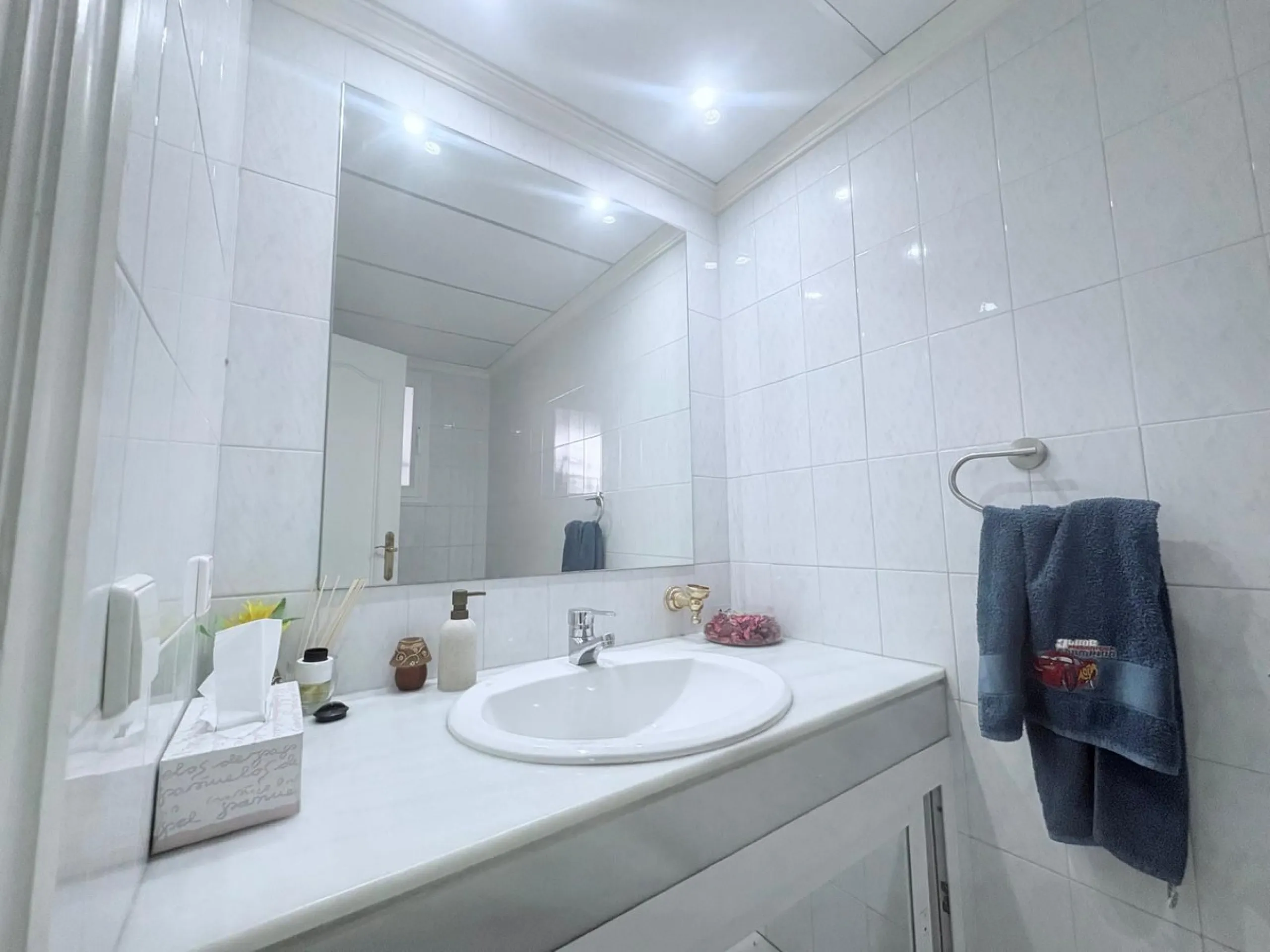 This beautiful semi-detached corner house located in the renowned Residencial Diana, in Estepona, stands out for its spaciousness, light and comfort, offering an ideal lifestyle for families looking for space and quality in a quiet and well-connected area