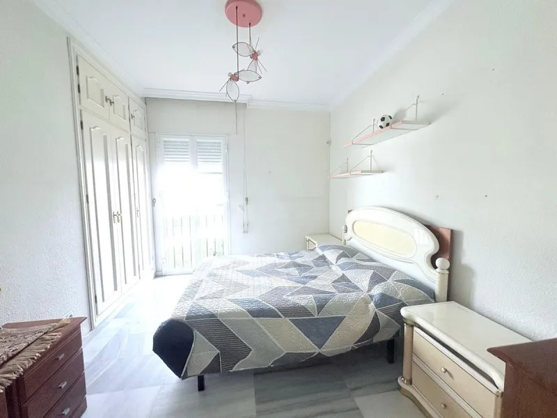 This beautiful semi-detached corner house located in the renowned Residencial Diana, in Estepona, stands out for its spaciousness, light and comfort, offering an ideal lifestyle for families looking for space and quality in a quiet and well-connected area