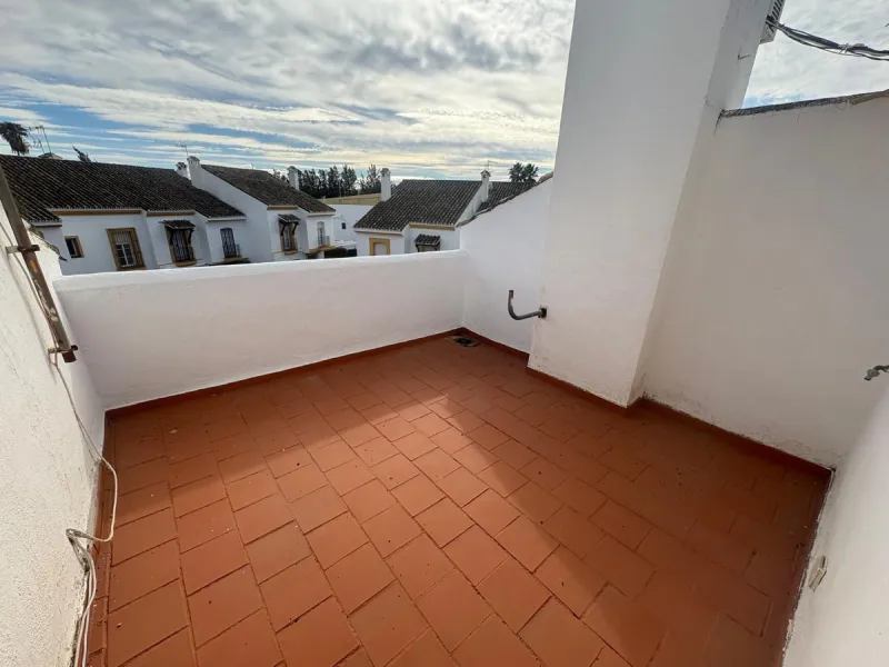 This beautiful semi-detached corner house located in the renowned Residencial Diana, in Estepona, stands out for its spaciousness, light and comfort, offering an ideal lifestyle for families looking for space and quality in a quiet and well-connected area
