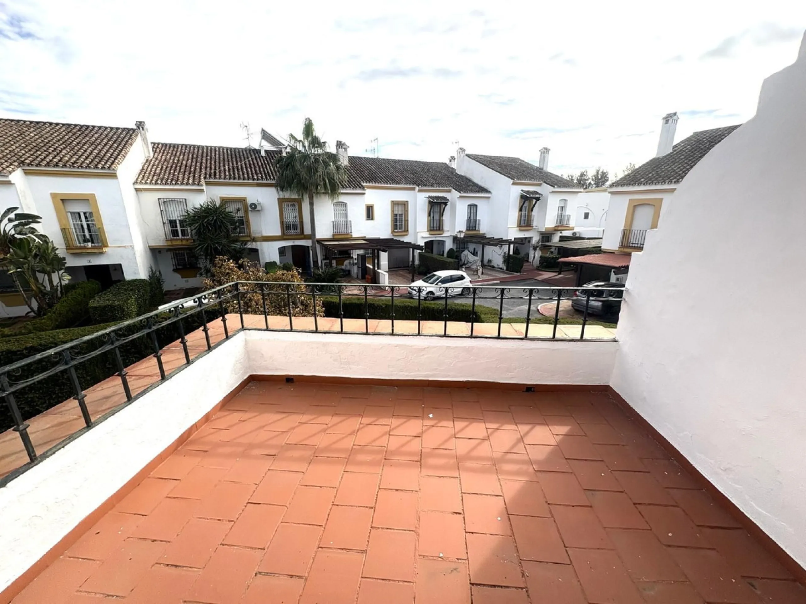 This beautiful semi-detached corner house located in the renowned Residencial Diana, in Estepona, stands out for its spaciousness, light and comfort, offering an ideal lifestyle for families looking for space and quality in a quiet and well-connected area