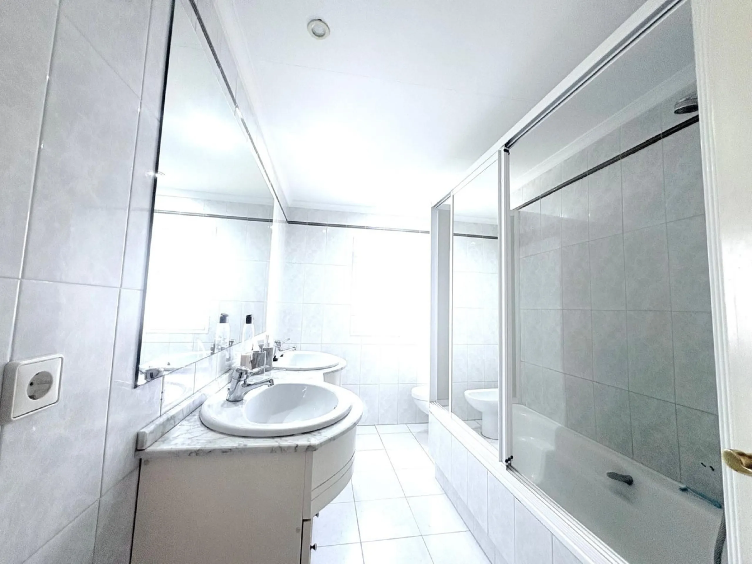This beautiful semi-detached corner house located in the renowned Residencial Diana, in Estepona, stands out for its spaciousness, light and comfort, offering an ideal lifestyle for families looking for space and quality in a quiet and well-connected area
