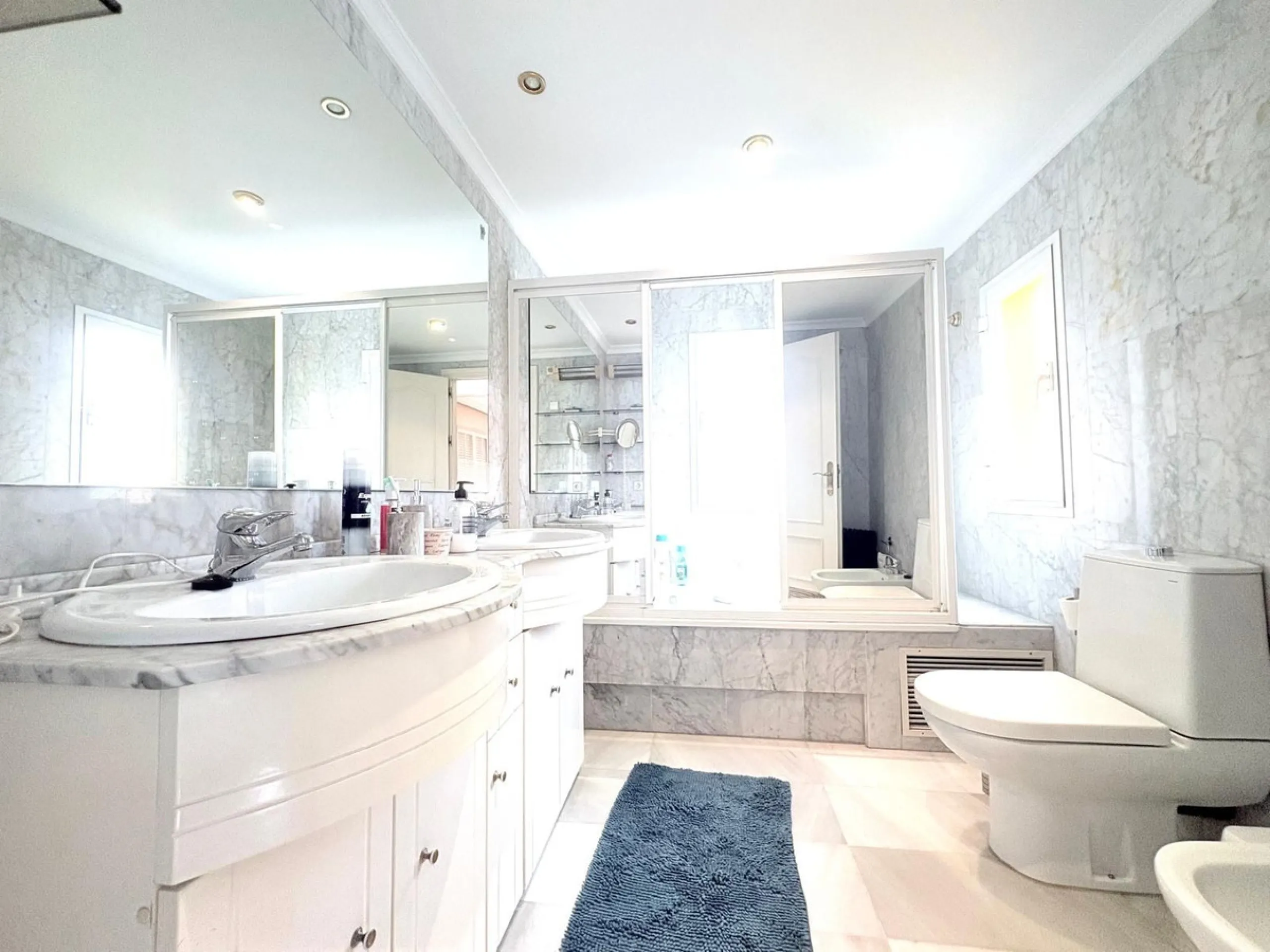 This beautiful semi-detached corner house located in the renowned Residencial Diana, in Estepona, stands out for its spaciousness, light and comfort, offering an ideal lifestyle for families looking for space and quality in a quiet and well-connected area