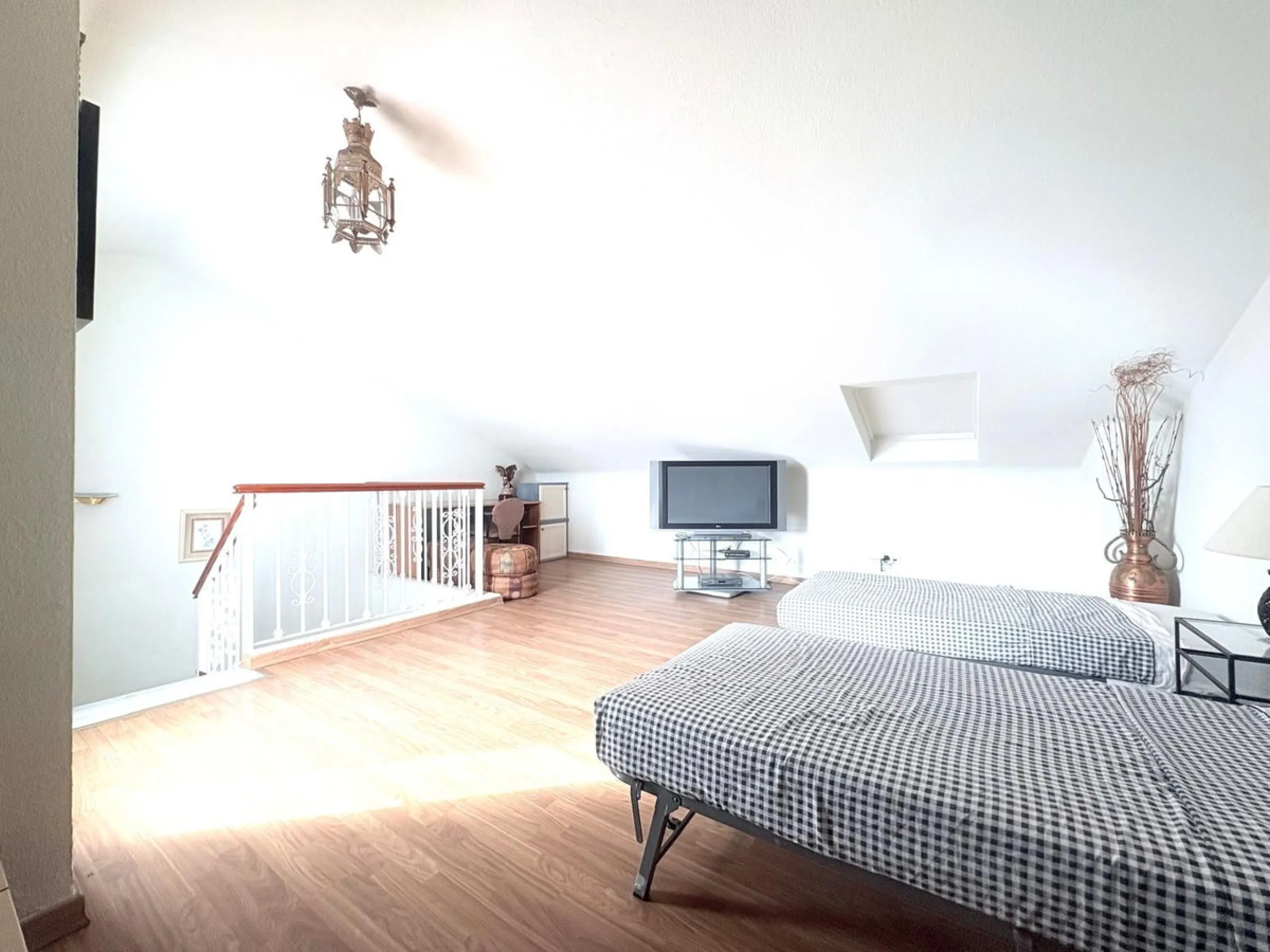 This beautiful semi-detached corner house located in the renowned Residencial Diana, in Estepona, stands out for its spaciousness, light and comfort, offering an ideal lifestyle for families looking for space and quality in a quiet and well-connected area