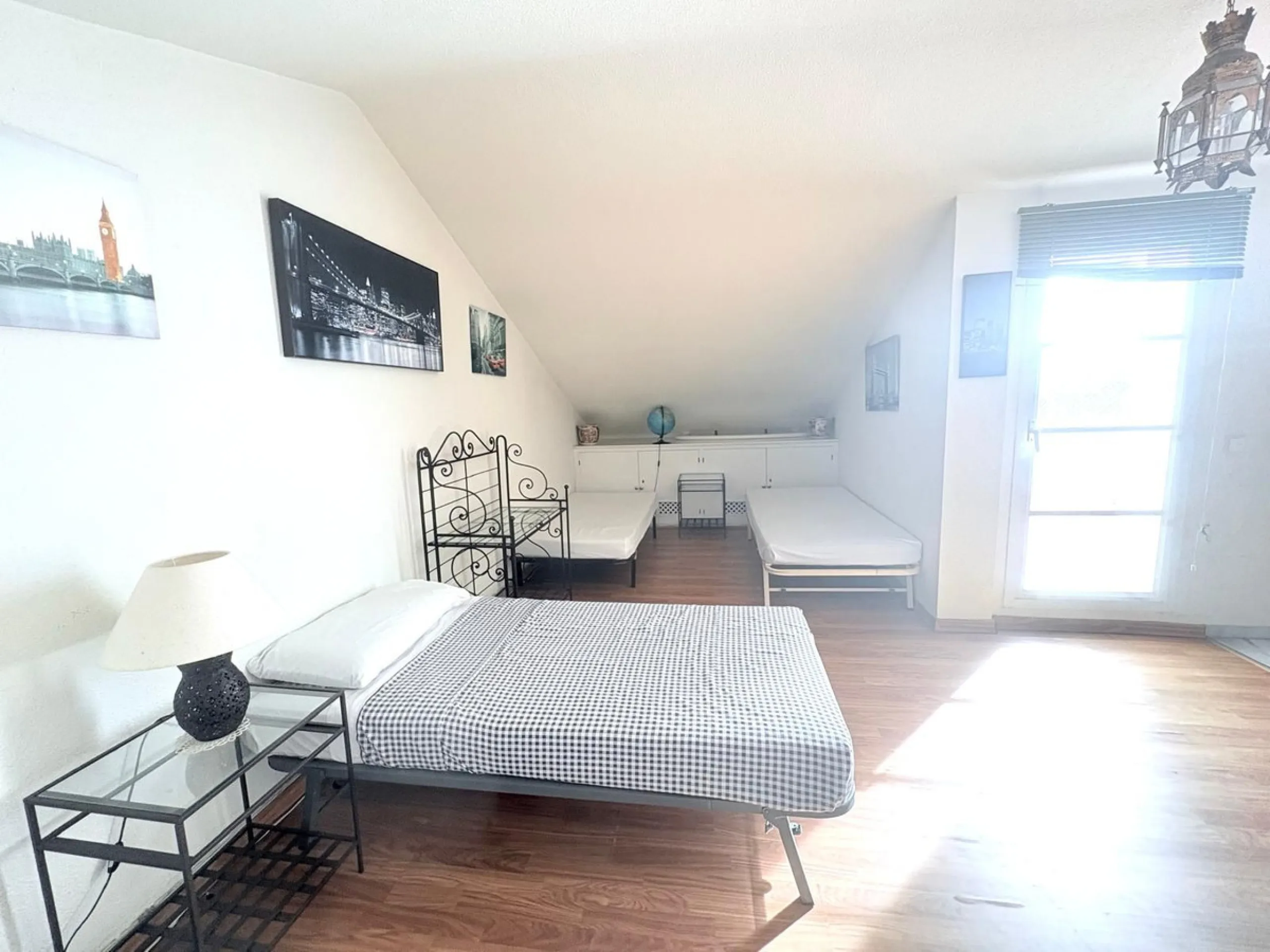 This beautiful semi-detached corner house located in the renowned Residencial Diana, in Estepona, stands out for its spaciousness, light and comfort, offering an ideal lifestyle for families looking for space and quality in a quiet and well-connected area
