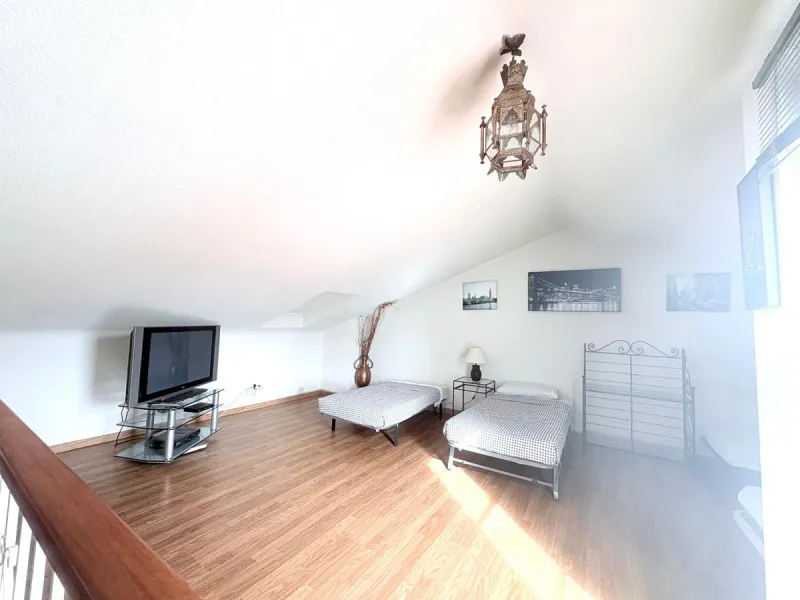 This beautiful semi-detached corner house located in the renowned Residencial Diana, in Estepona, stands out for its spaciousness, light and comfort, offering an ideal lifestyle for families looking for space and quality in a quiet and well-connected area