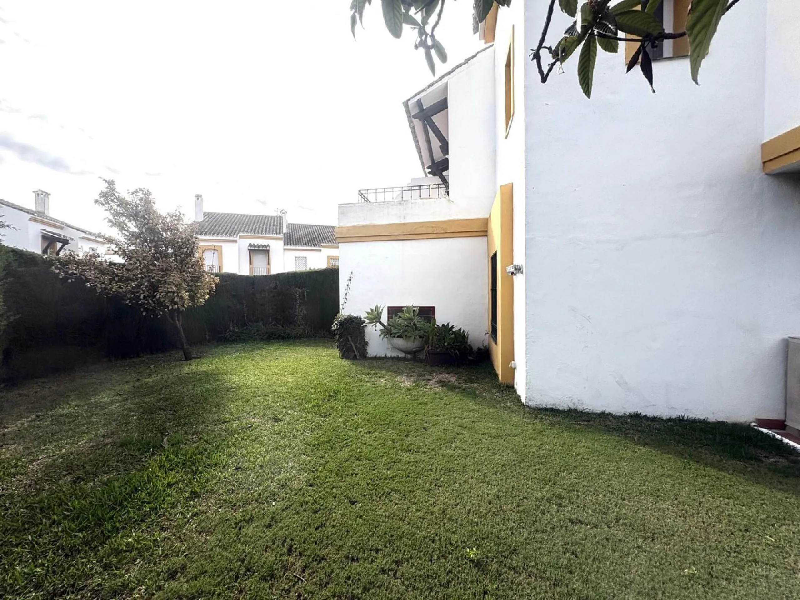 This beautiful semi-detached corner house located in the renowned Residencial Diana, in Estepona, stands out for its spaciousness, light and comfort, offering an ideal lifestyle for families looking for space and quality in a quiet and well-connected area