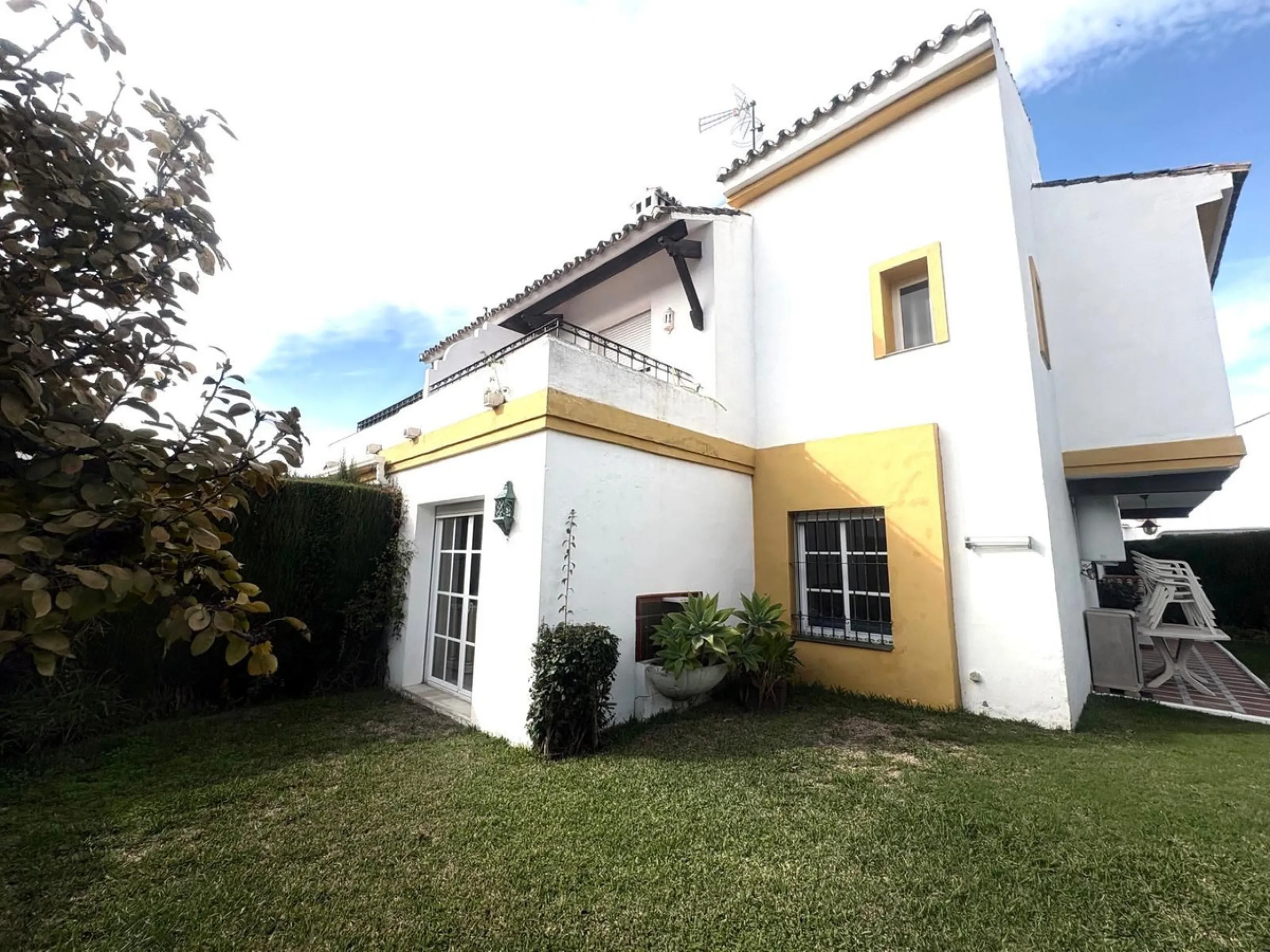 This beautiful semi-detached corner house located in the renowned Residencial Diana, in Estepona, stands out for its spaciousness, light and comfort, offering an ideal lifestyle for families looking for space and quality in a quiet and well-connected area