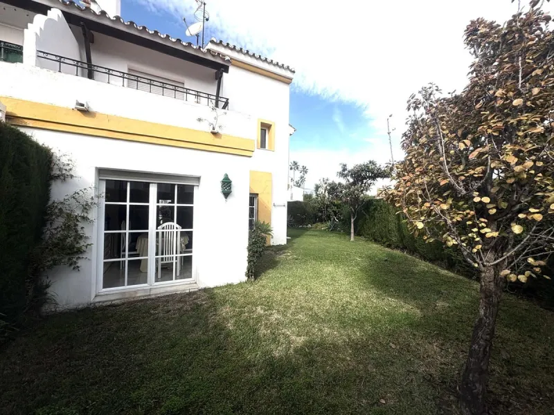 This beautiful semi-detached corner house located in the renowned Residencial Diana, in Estepona, stands out for its spaciousness, light and comfort, offering an ideal lifestyle for families looking for space and quality in a quiet and well-connected area