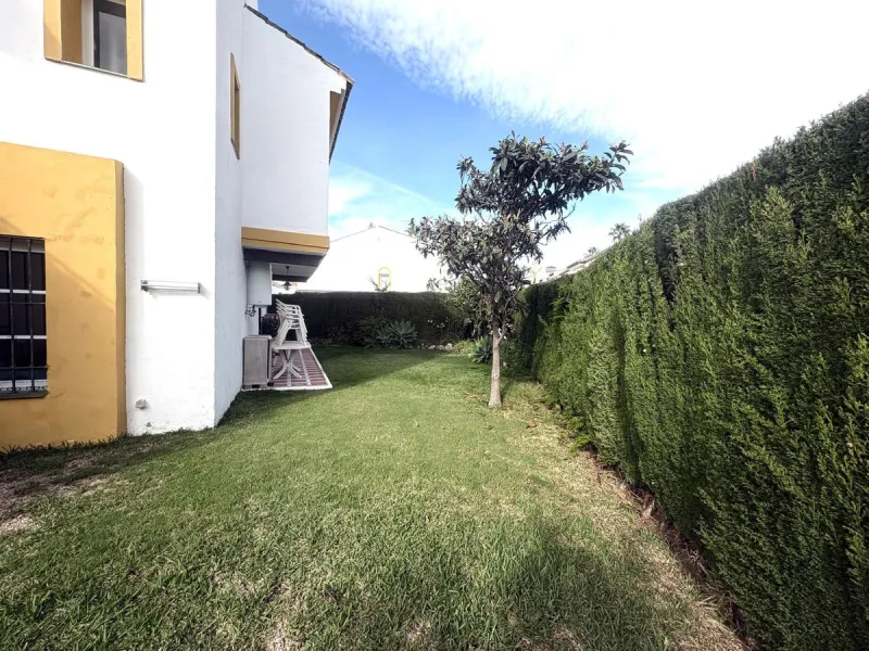 This beautiful semi-detached corner house located in the renowned Residencial Diana, in Estepona, stands out for its spaciousness, light and comfort, offering an ideal lifestyle for families looking for space and quality in a quiet and well-connected area