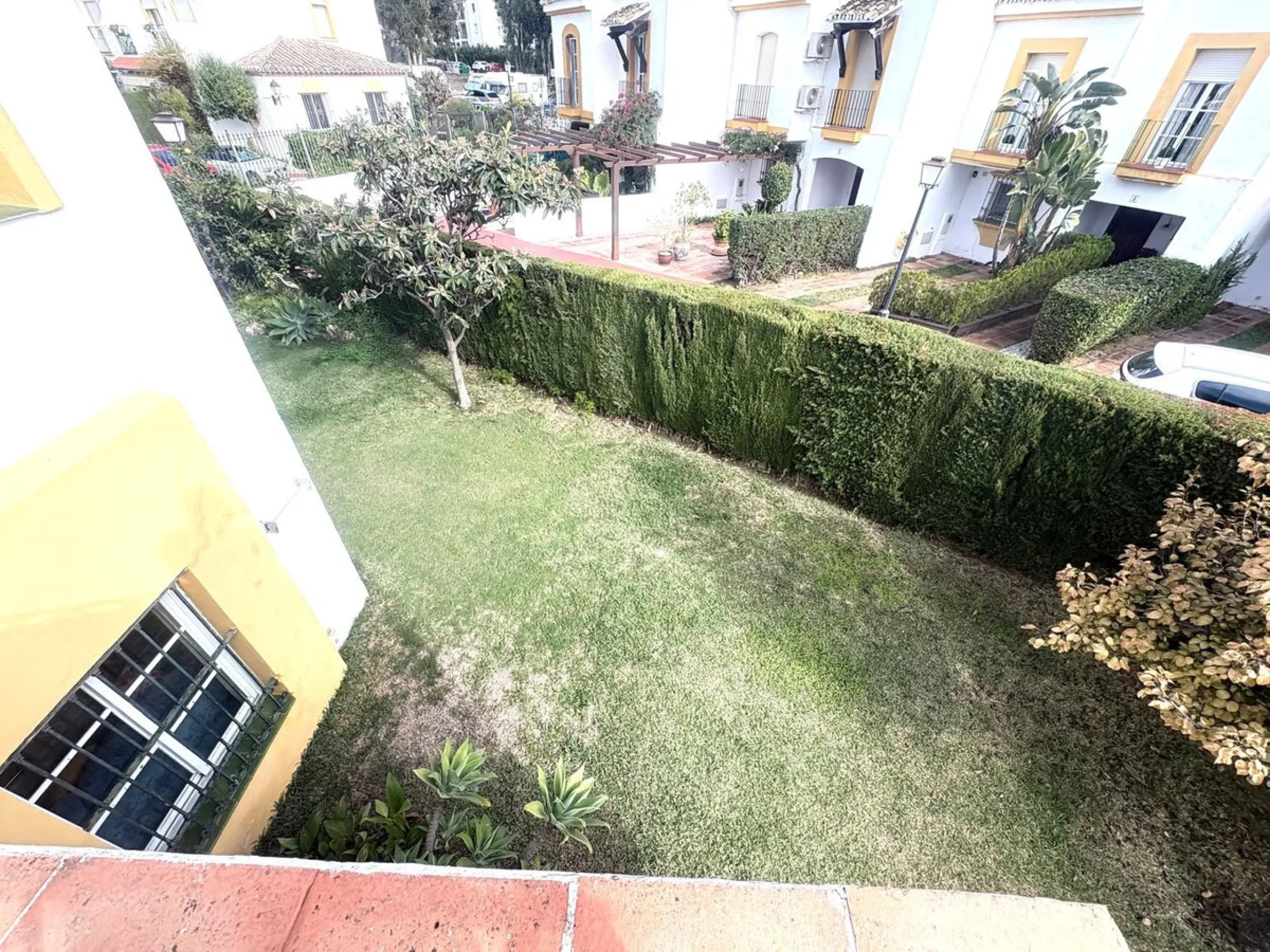 This beautiful semi-detached corner house located in the renowned Residencial Diana, in Estepona, stands out for its spaciousness, light and comfort, offering an ideal lifestyle for families looking for space and quality in a quiet and well-connected area